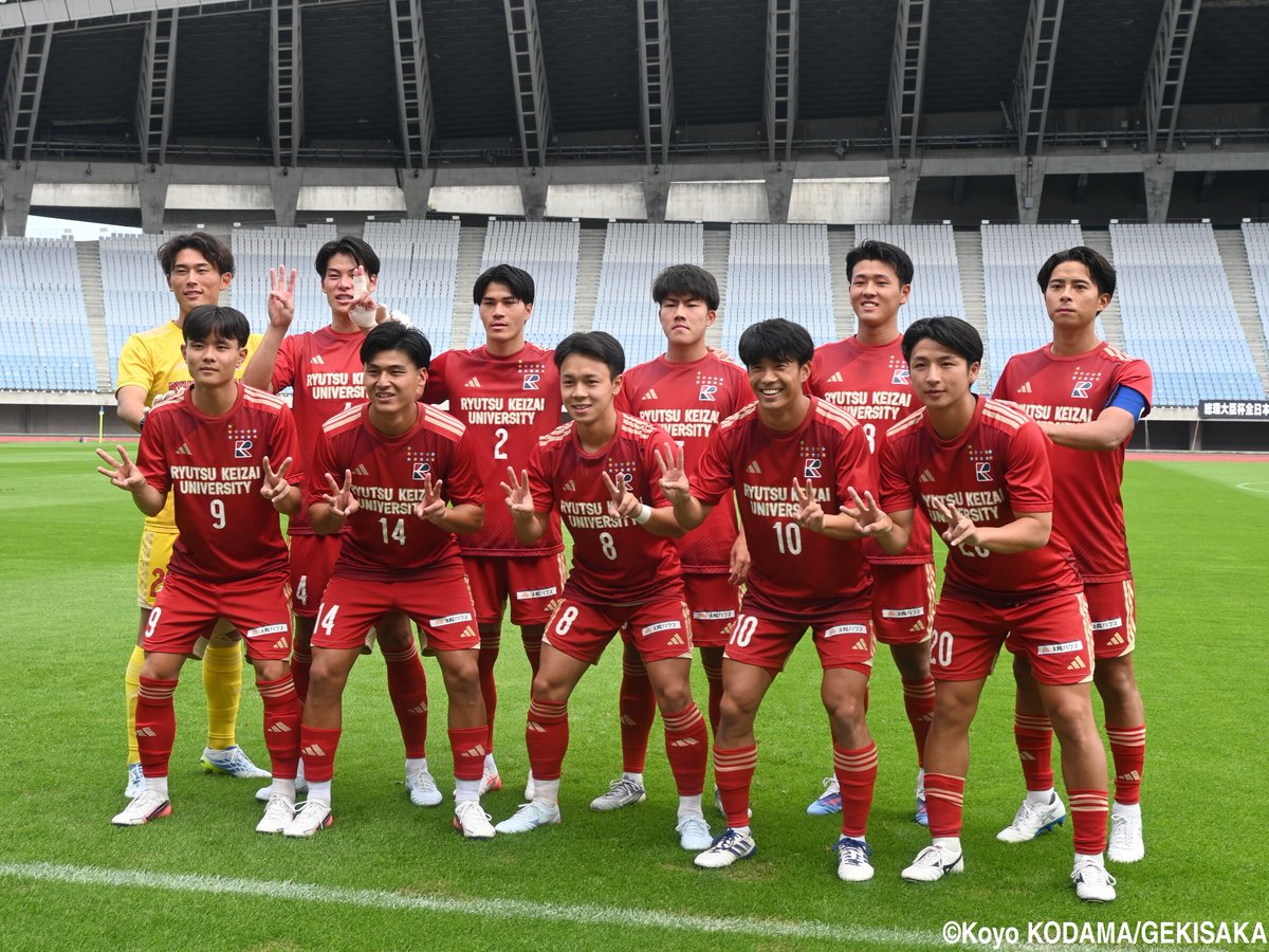 gekisaka's tweet photo. “再出発”の流通経済大、主将・畑野遼太を中心に乗り越えた試練…「32番」とともにつかんだ夏の大学日本一

https://t.co/nVzb6Dy4Ni

#大学サッカー #総理大臣杯 #ゲキサカ https://t.co/vIVrMJiHA6