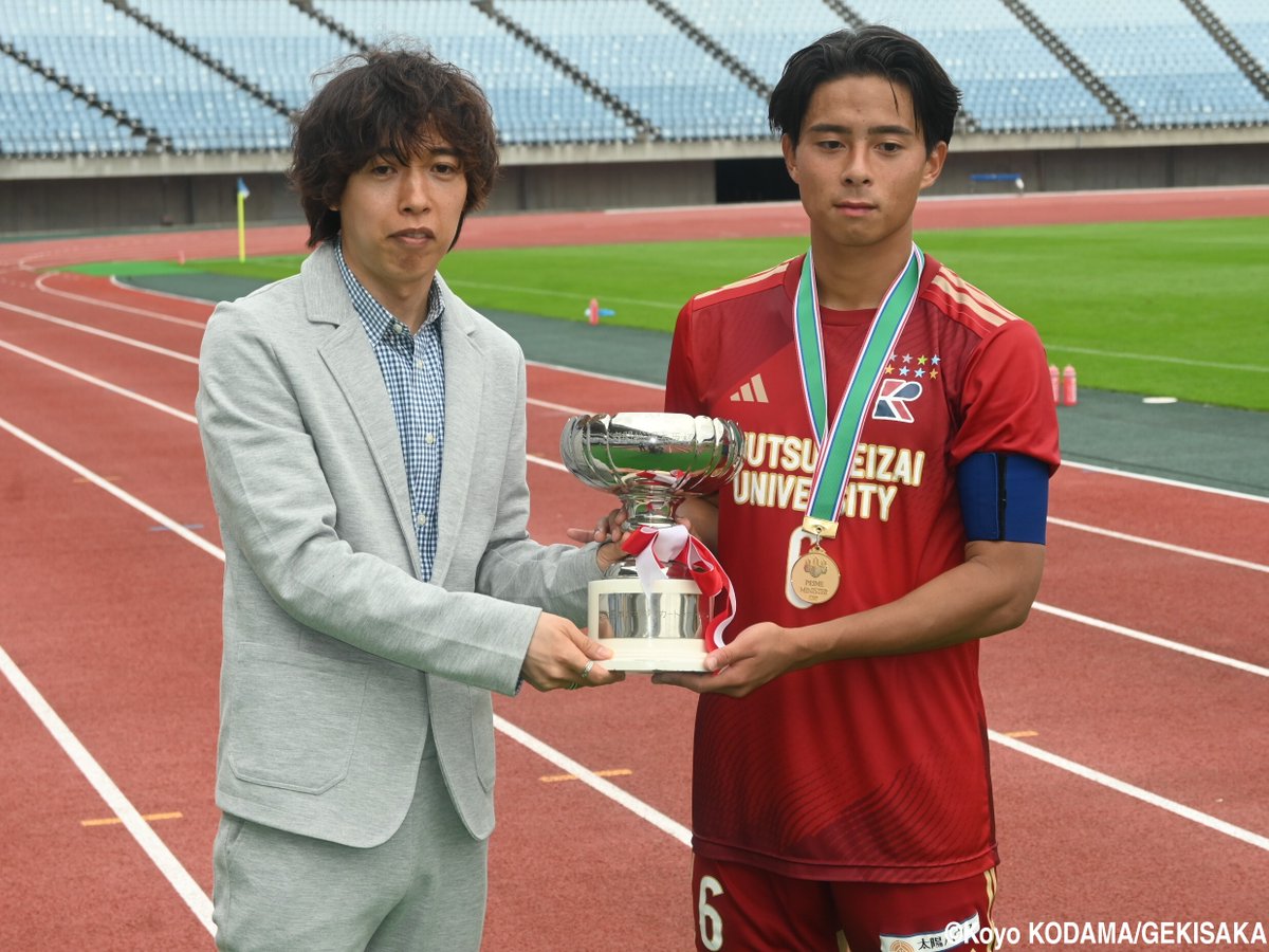 gekisaka's tweet photo. “再出発”の流通経済大、主将・畑野遼太を中心に乗り越えた試練…「32番」とともにつかんだ夏の大学日本一

https://t.co/nVzb6Dy4Ni

#大学サッカー #総理大臣杯 #ゲキサカ https://t.co/vIVrMJiHA6