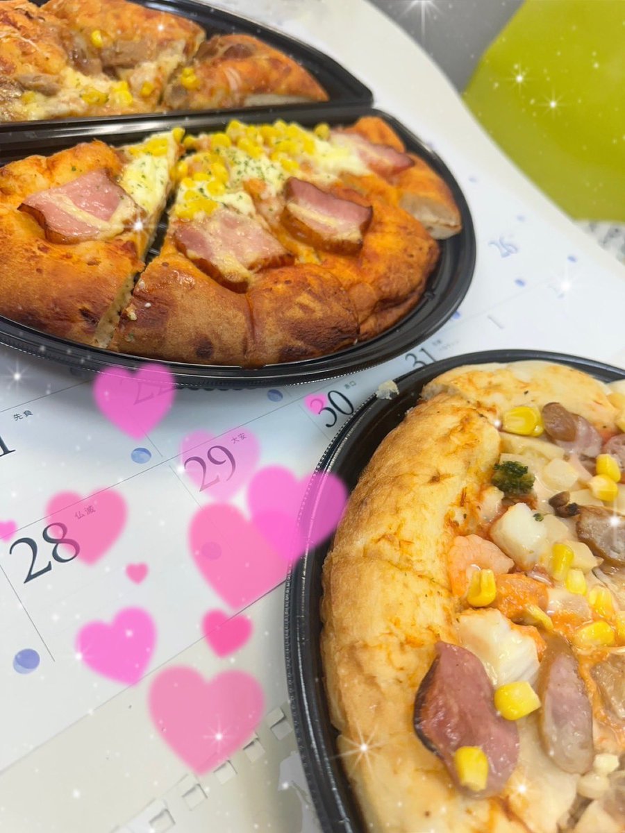 R_voitore's tweet photo. 昨夜、最後の時間帯の生徒様がピザ🍕の差し入れを持って来てくださり、その場でピザ🍕パーティー🎉となりました🥳💖
ありがたい❣️そして、頑張れる😘
シルバーウィークも体験受付可！
9月末まで体験からの入会で、初月お月謝割引🈹キャンペーン✨✨✨
#ボイトレ
#マンツーマン
#なんば
#YouTube
#50代 https://t.co/z0yp8Lbcmr