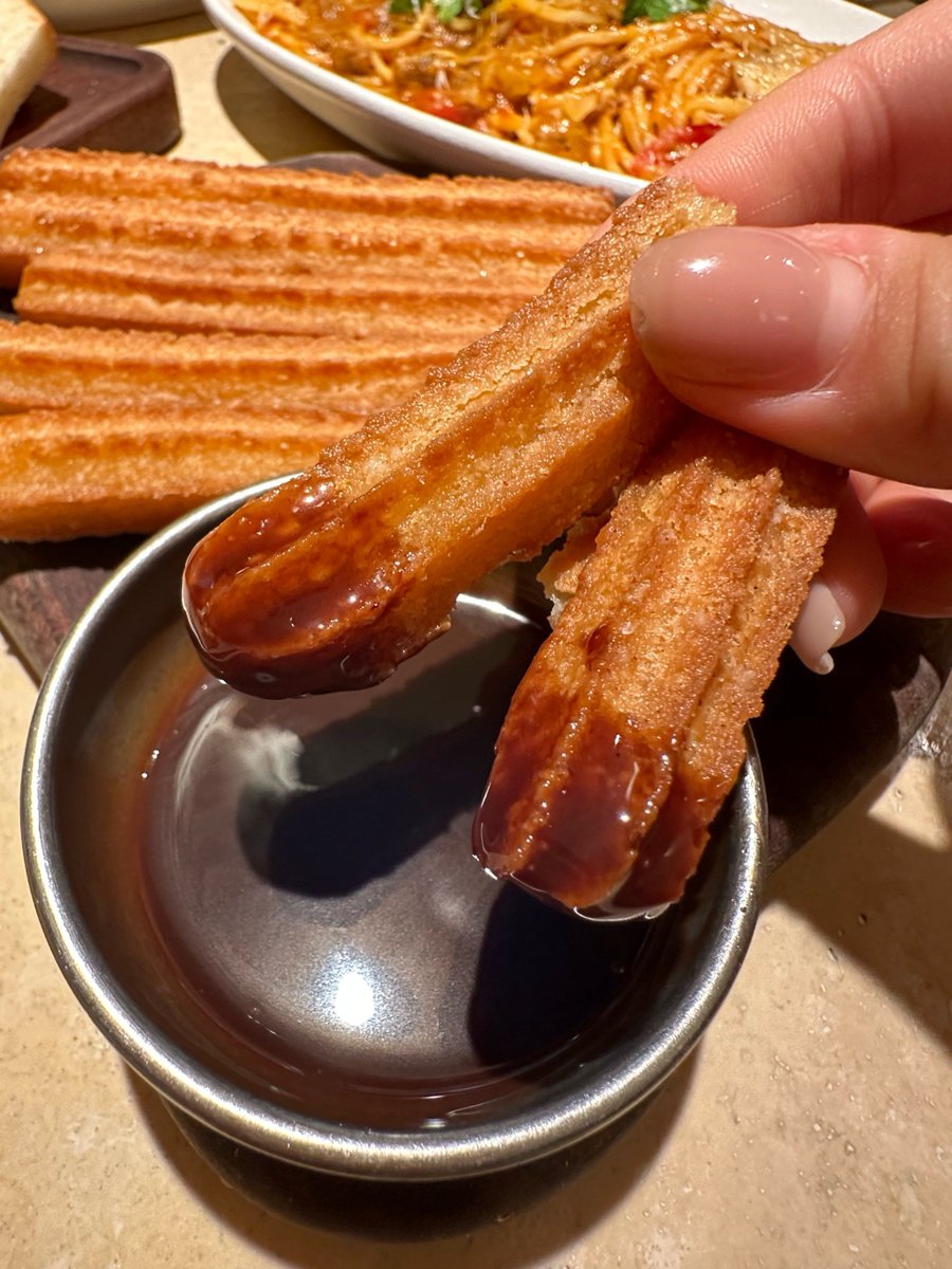 01030300382's tweet photo. Churros crujientes con chocolate caliente! El snack perfecto para caminar por la calle ， https://t.co/PVFjEPuAuA