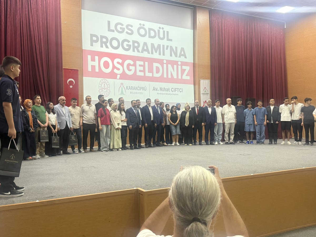 MehmetEkinci63's tweet photo. Karaköprü Belediyemizin LGS’de üstün başarı gösteren evlatlarımız için düzenlediği bu anlamlı Ödül Töreni’ne katılarak gençlerimizin ve kıymetli ailelerinin gururuna ortak olduk.
Geleceğimizin teminatı olan şampiyon öğrencilerimizi yürekten kutluyor, başarılarının daim olmasını diliyorum. Eğitime ve gençliğimize verdikleri değer ile bu güzel organizasyona ev sahipliği yapan Karaköprü Belediye Başkanı Sayın Nihat Çiftçi’ye ve emeği geçen herkese teşekkür ederim.