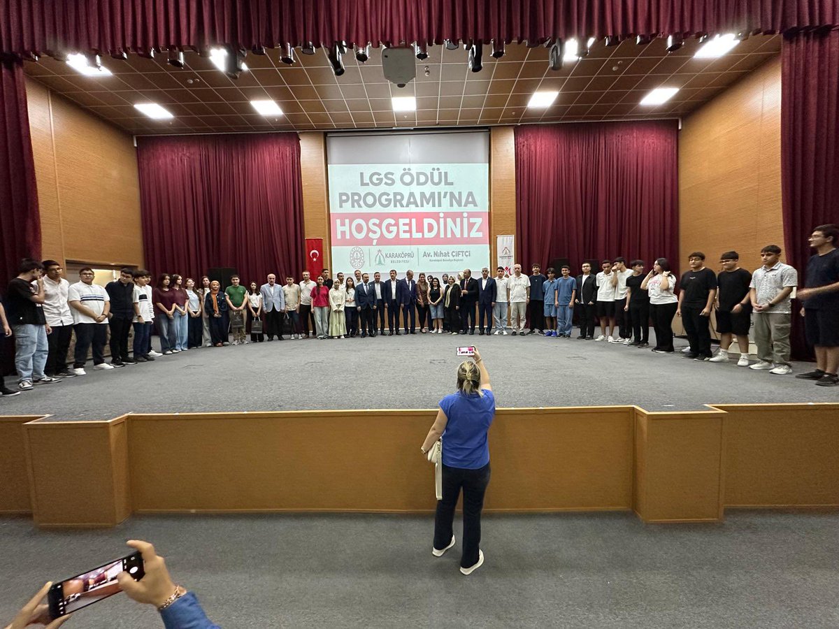 MehmetEkinci63's tweet photo. Karaköprü Belediyemizin LGS’de üstün başarı gösteren evlatlarımız için düzenlediği bu anlamlı Ödül Töreni’ne katılarak gençlerimizin ve kıymetli ailelerinin gururuna ortak olduk.
Geleceğimizin teminatı olan şampiyon öğrencilerimizi yürekten kutluyor, başarılarının daim olmasını diliyorum. Eğitime ve gençliğimize verdikleri değer ile bu güzel organizasyona ev sahipliği yapan Karaköprü Belediye Başkanı Sayın Nihat Çiftçi’ye ve emeği geçen herkese teşekkür ederim.