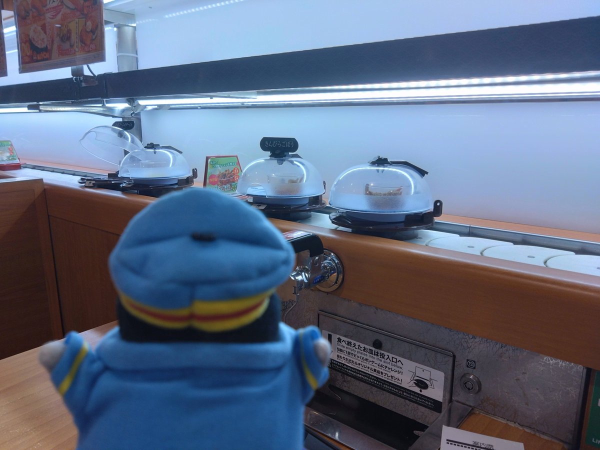 mpenguin10's tweet photo. 🐱今日はくら寿司さんで晩御飯を食べたにゃ

🐧初めてだから勝手が分からずに窓際が右往左往してたっぺ

🐱生魚が苦手な人でも楽しめるメニューがたくさんあったにゃ https://t.co/558qfqtzfA