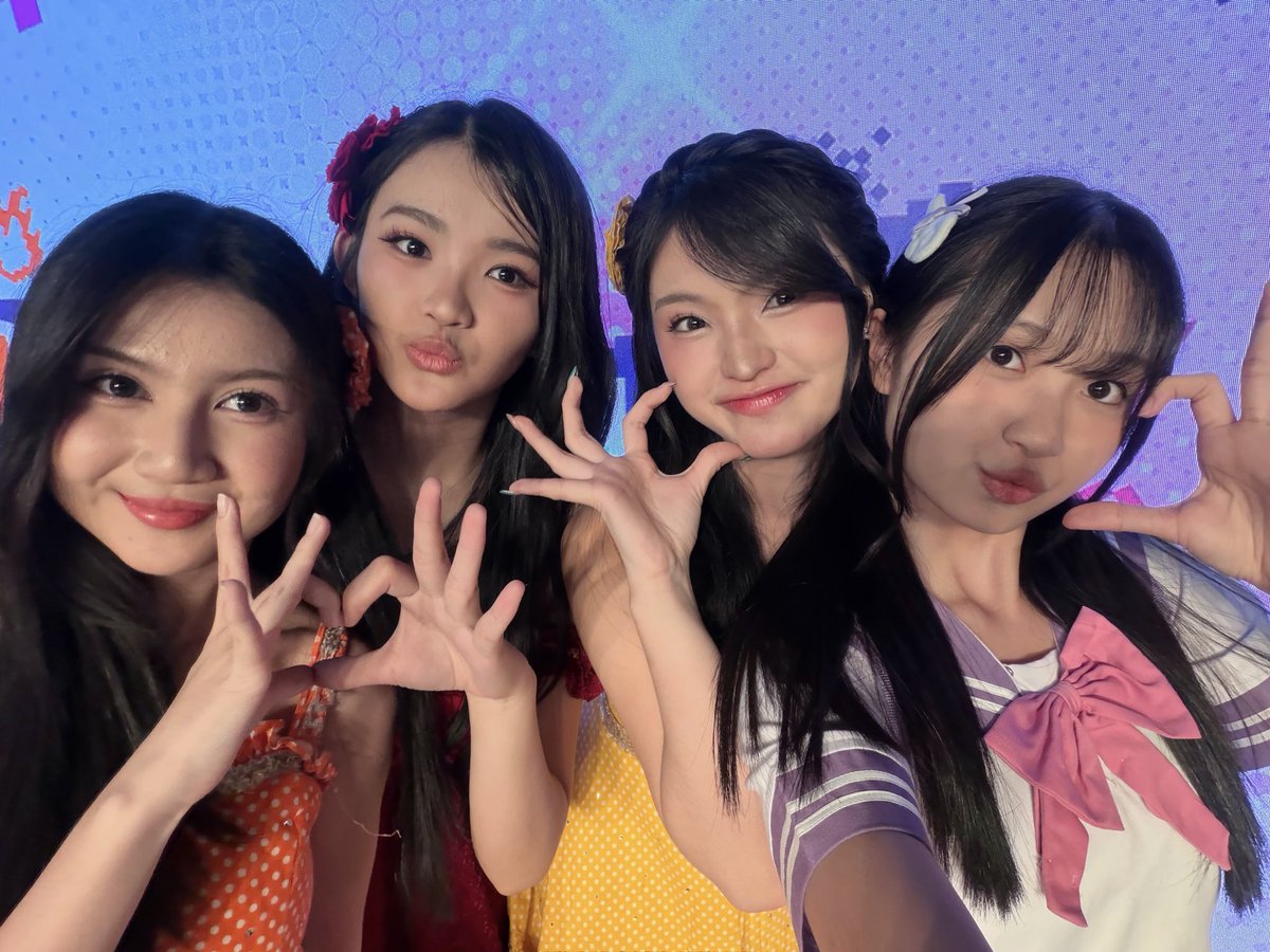 M_MikaelaJKT48's tweet photo. GUYS THANKYOU SO MUCH FOR TODAYY!! ONCE AGAIN HAPPY 14TH ANNIVERSARY THEATER!!😆💗 happy bgtt bisa ikut sertaa di acaraa harii inii azekk WWKWKKW. senengg bgt bisa liat klian hari ini sangatt bersemangatt!!🥹💓 https://t.co/bQ7ov8P2kR