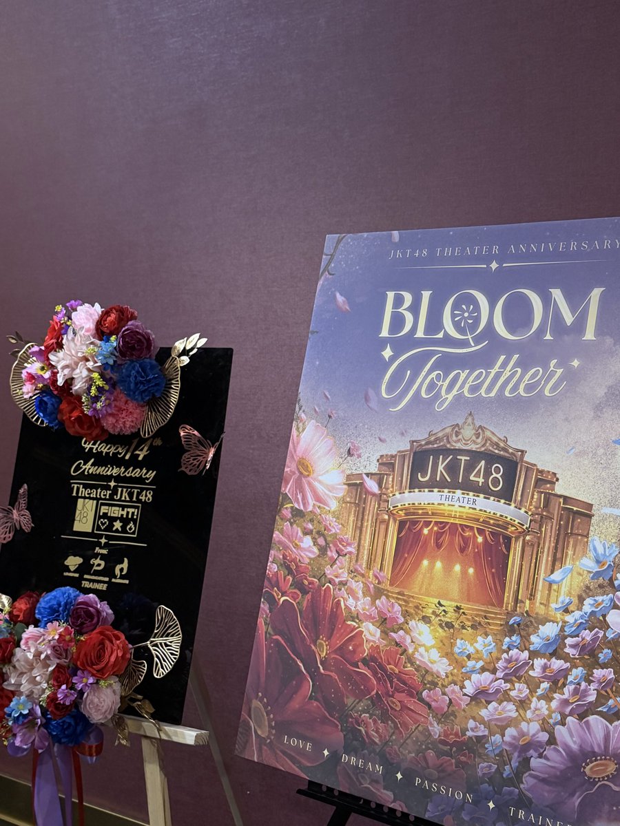 M_MikaelaJKT48's tweet photo. GUYS THANKYOU SO MUCH FOR TODAYY!! ONCE AGAIN HAPPY 14TH ANNIVERSARY THEATER!!😆💗 happy bgtt bisa ikut sertaa di acaraa harii inii azekk WWKWKKW. senengg bgt bisa liat klian hari ini sangatt bersemangatt!!🥹💓 https://t.co/bQ7ov8P2kR
