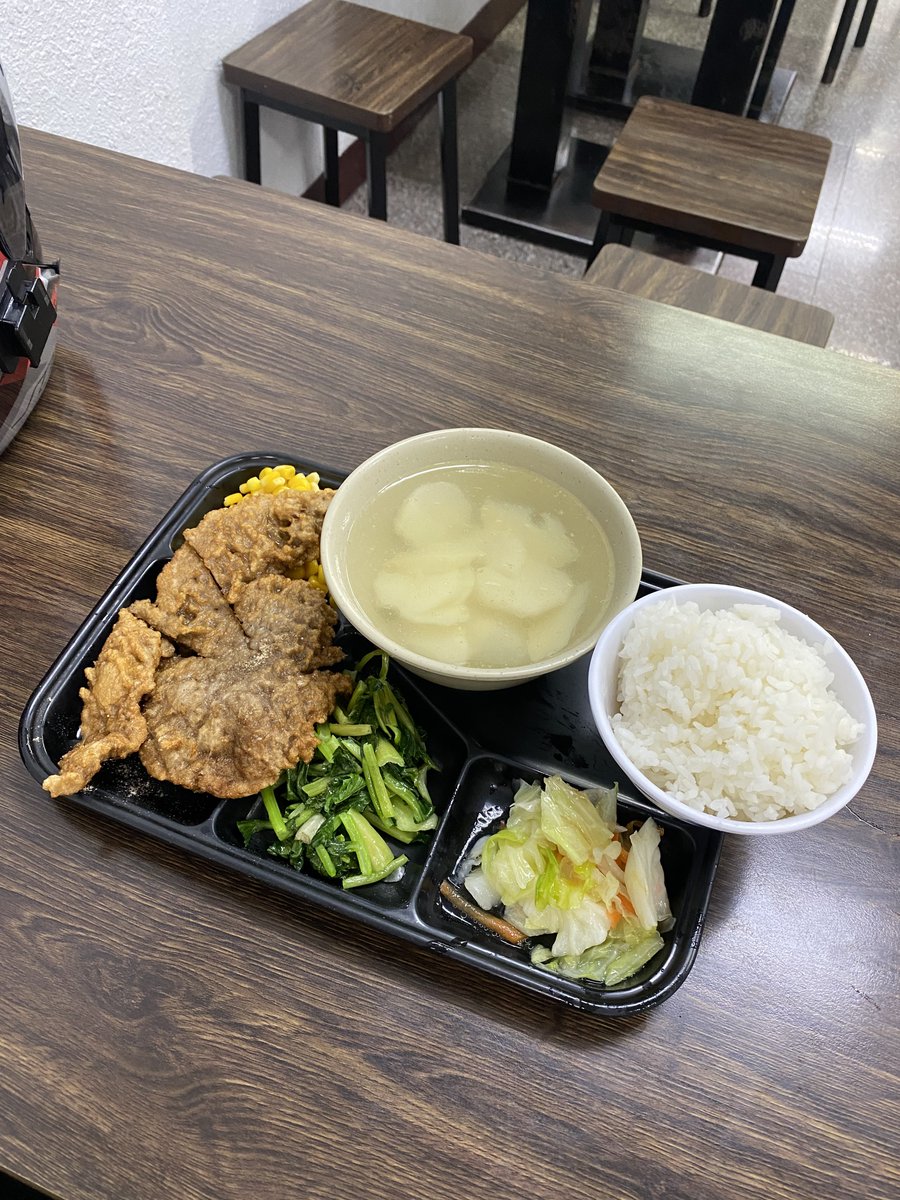 LJL218's tweet photo. 今天的午餐：豬排飯，竹筍湯。$130NTD https://t.co/JwRyebBUyi