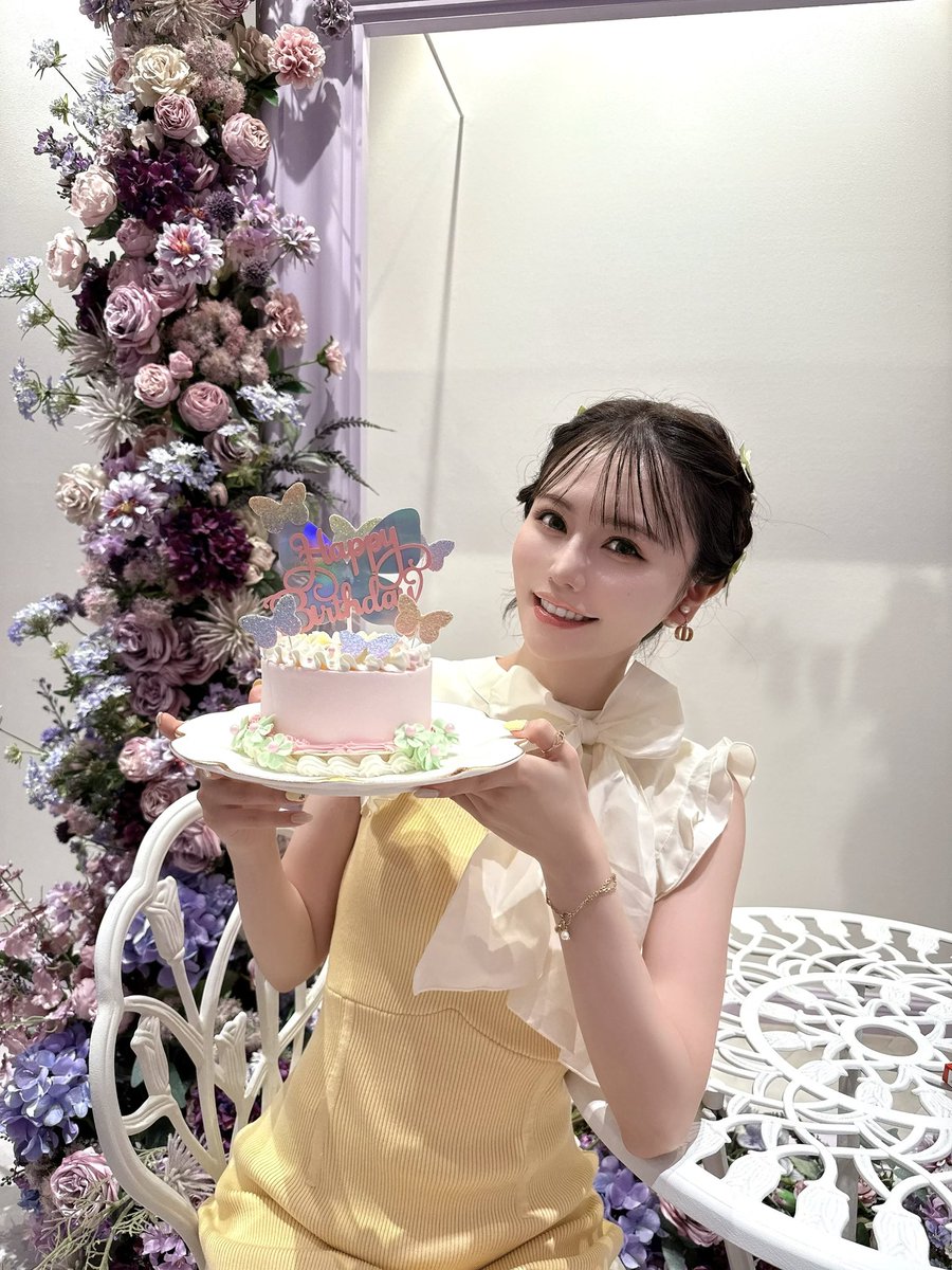 912_komiharu's tweet photo. 28歳になりました🎂

AKB48で芸能界デビューして、
気がついたら人生の半分が芸歴になりました😳

今も自由に楽しく芸能活動が出来ているのは
応援してくれているファンの皆さんのおかげです✨

いつも本当にありがとう♡

28歳よろしくお願いします🌿

#込山榛香生誕祭2026 https://t.co/OvyxWxZ6hu