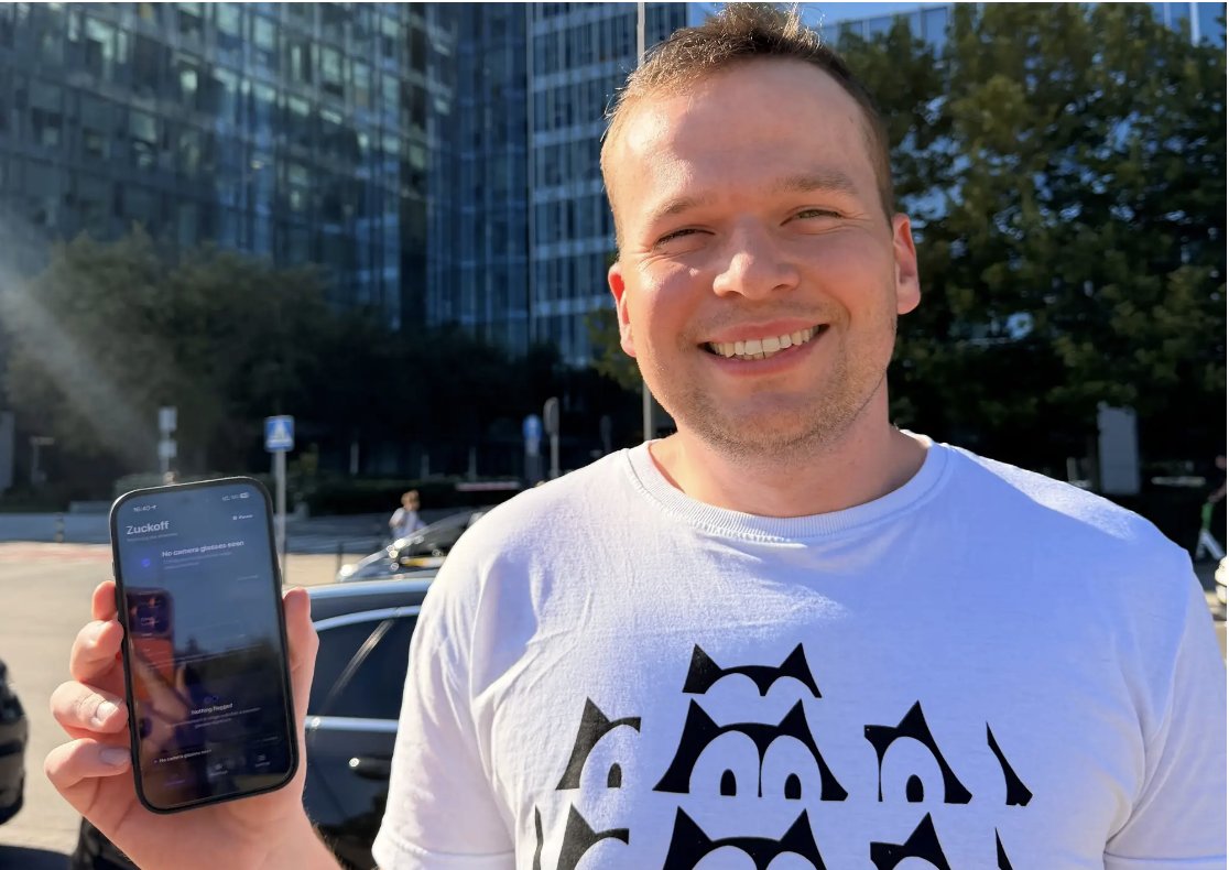 trajektoriePL's tweet photo. A 30-year-old Polish software developer has built an app that detects nearby Meta smart glasses over Bluetooth

The app is called "Zuckoff" and it has around 5,000 users a month after launch.

“We as a society have the right to at least know that someone is recording,” https://t.co/Bp8I7n7Cd2