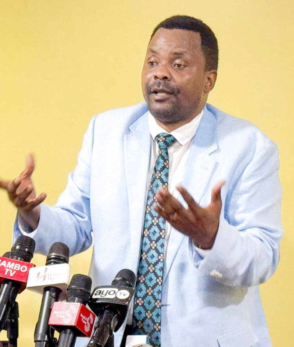 Sisimizi3's tweet photo. Kuna vitu vya ajabu imagine SATIVA anajiona anaijua CHADEMA kuliko LEMA, anajua 2017 Lema alikaa Rumande miezi 4 na wabunge walizuiliwa kumuona kisa yeye CDM, anajua lema kagombana na ndugu zake (Mbowe) kisa CDM, Sativa aseme kaifanyia nini CDM hadi ajione yeye ni Mzee MTEI. https://t.co/uTe8l2PLgR
