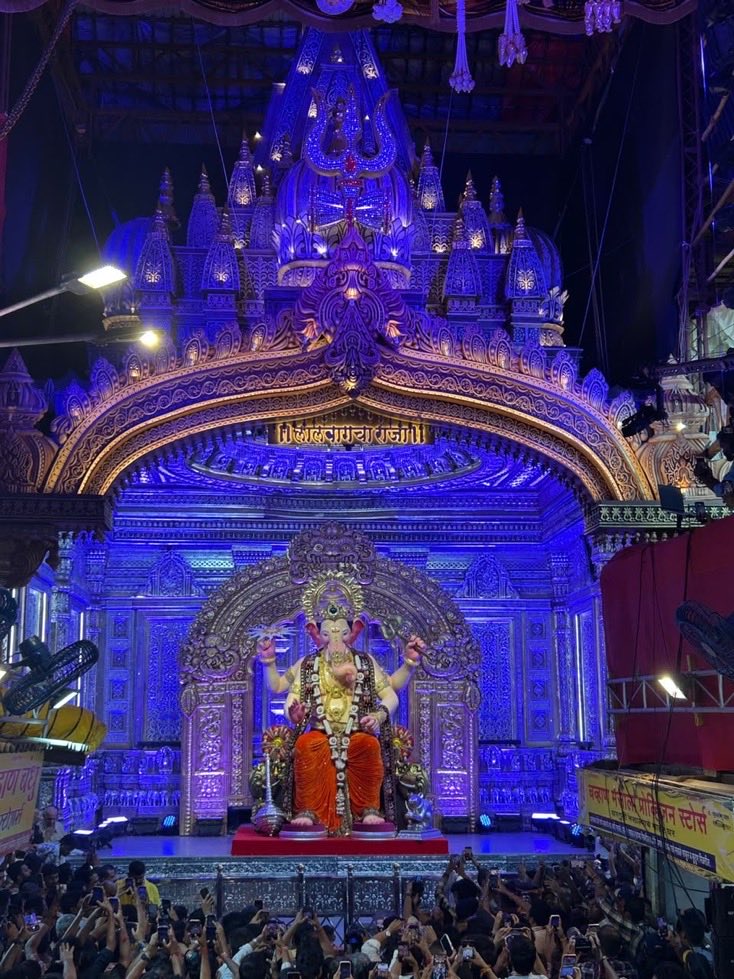 Riyaz_H_Khan's tweet photo. Mumbai’s iconic Lalbaugcha Raja was unveiled today amid huge crowds and immense devotion. 🙏❤️

This renowned Sarvajanik (public) Ganesh idol, installed every year in Lalbaug, draws thousands of devotees who patiently wait for hours for a glimpse and darshan of Bappa. 🙏🐘🌺

Ganpati Bappa Morya! ❤️

#MumbaiLalbaugchaRaja