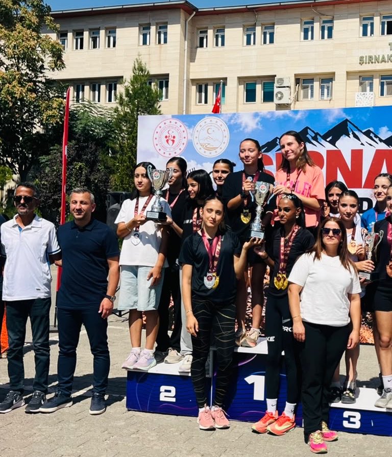 GSB_Sirnak's tweet photo. 🇹🇷🏃‍♂️ ŞIRNAK’TA ATLETİZMDE BİR İLK!

İlimizde ilk kez ulusal düzeyde gerçekleştirilen atletizm yarışması, 30 farklı ilden 120 sporcunun katılımıyla başarıyla tamamlandı.

Düzenlenen ödül töreninde dereceye giren sporcularımıza ödülleri takdim edilirken, İl Müdürümüz Fedai Din de++ https://t.co/goyz28ShRR