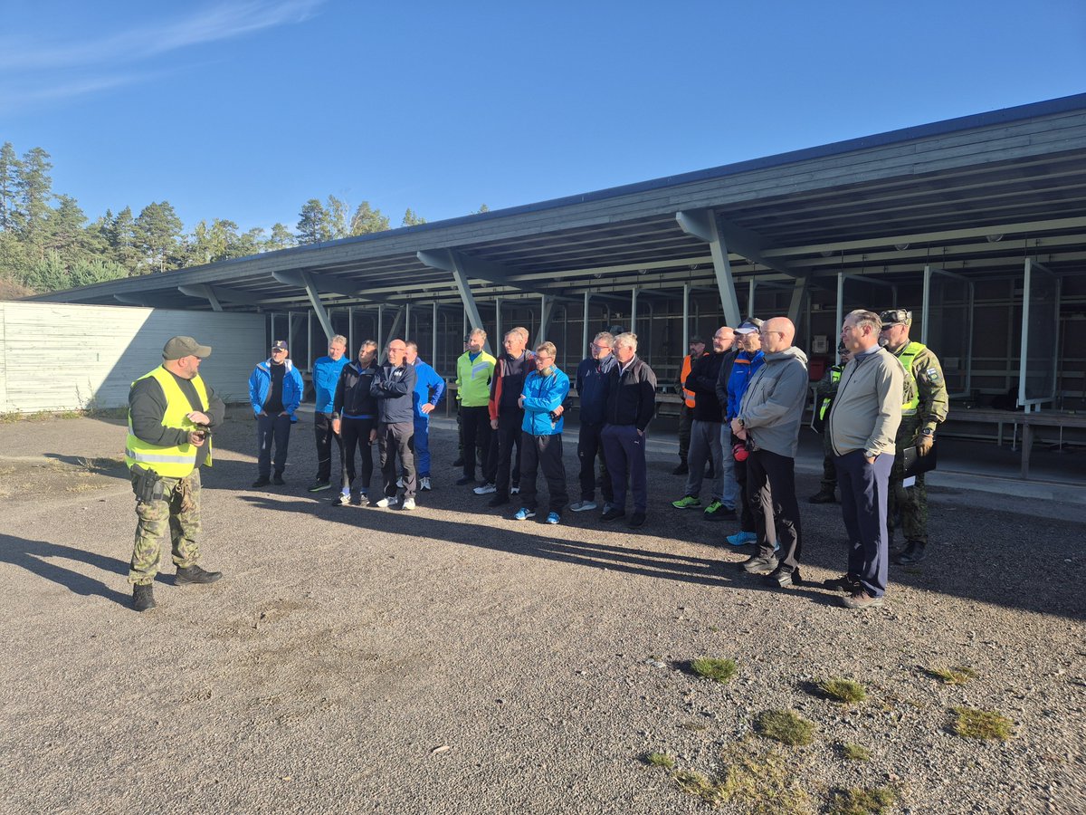 VesaSundqvist's tweet photo. Tänä #mpk viikonloppuna Santahaminassa liikkeenedistämisen ja rakennetun alueen taistelun peruskurssit, maakuntajoukon viikkoharjoitus sekä ammunnat, joista yksi pistooliammunta oli kohdennettu Lentoreserviupseerikurssi 59:lle 1984-1985 🇫🇮🫡 https://t.co/zGXo3LGndE