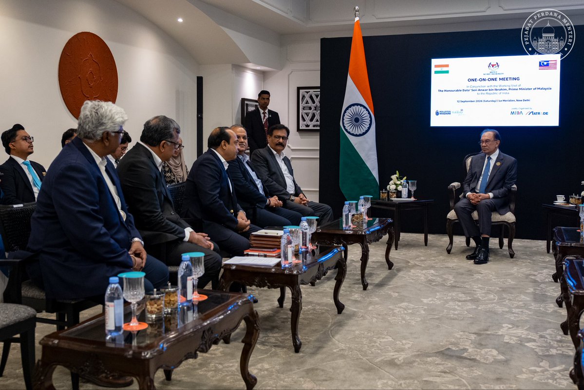anwaribrahim's tweet photo. Menggunakan kesempatan di New Delhi untuk bertemu wakil DRB-HICOM, SEGULA Technologies India, AWL Agri Business Limited dan Motherson Group bagi membincangkan peluang memperluas pelaburan serta kerjasama industri dalam sektor strategik antara Malaysia dan India.

Pertemuan pertama diadakan bersama wakil DRB-HICOM yang hadir bersama rakan strategik mereka bagi meneroka ruang kerjasama dengan industri automotif di India.

Saya kemudian bertemu kepimpinan SEGULA Technologies India, sebuah syarikat kejuruteraan dan teknologi global, yang menyatakan hasrat untuk menubuhkan Pusat Kejuruteraan Global di Malaysia menjelang akhir 2026. Inisiatif ini berupaya memperkukuh keupayaan kejuruteraan tempatan melalui pengambilan bakat Malaysia serta penerapan kepakaran kecerdasan buatan dalam sektor automotif, aeroangkasa, tenaga dan pembuatan termaju.

Pertemuan bersama AWL Agri Business Limited, antara syarikat utama dalam sektor perniagaan tani di India, pula meneroka usaha meningkatkan pembelian produk daripada pembekal Malaysia. Syarikat itu telah mengimport produk minyak sawit Malaysia bernilai kira-kira RM1.5 bilion, sekali gus membuka ruang untuk memperluas kerjasama dalam minyak sawit, lemak khusus, oleokimia dan produk hiliran lain.

Saya turut bertemu wakil Motherson Group yang berkongsi perancangan untuk mengembangkan perniagaan teknologi maklumat dan penyelesaian digital di Malaysia. Langkah ini akan memanfaatkan kekuatan bakat tempatan, infrastruktur digital serta kedudukan strategik Malaysia sebagai pintu masuk ke pasaran serantau.

Pertemuan-pertemuan ini mencerminkan keyakinan pemain industri dan pelabur terhadap potensi serta hala tuju ekonomi Malaysia. Kerajaan MADANI akan terus memudah cara pelaburan berkualiti yang memperkukuh industri tempatan, mencipta pekerjaan bernilai tinggi serta memastikan limpahan manfaatnya dapat dirasai rakyat.

🇲🇾🇮🇳 

#MalaysiaMADANI 
#DiplomasiMADANI 
#YakinMADANI