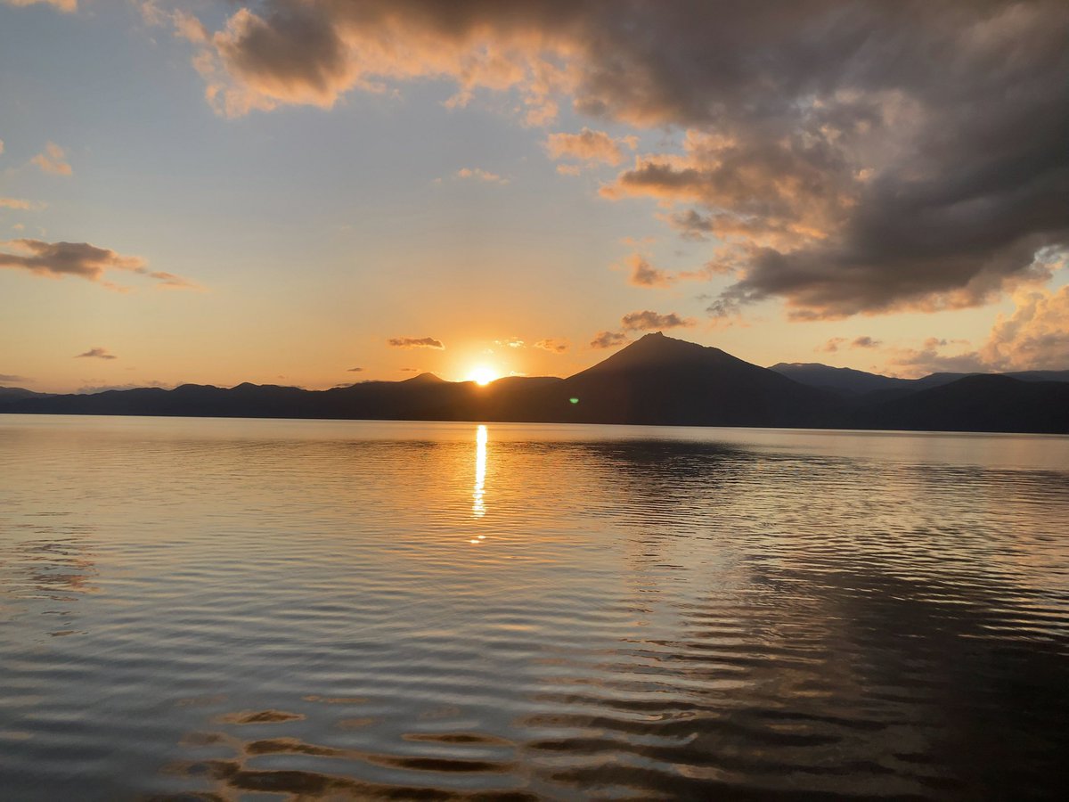 formosa2012's tweet photo. 支笏湖の夕暮れ https://t.co/uqTvyak1Gk