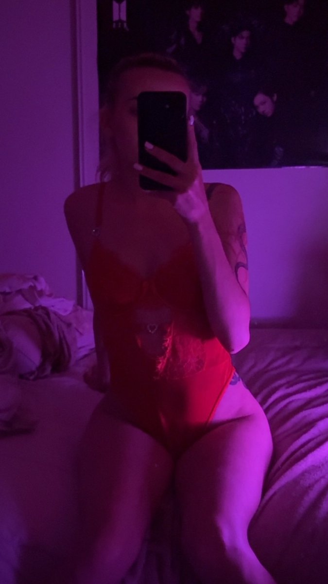 Petite_Rose05's tweet photo. Venez dans mes dm mes bbs, pleins de surprises vous attendent 🔞 https://t.co/WN4FdY0FHM