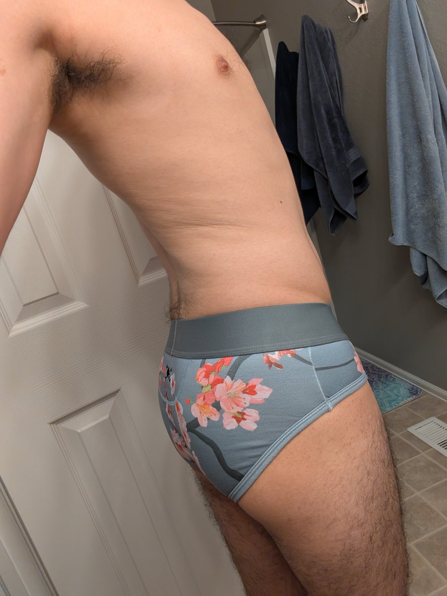 JohvanVersKing's tweet photo. I don't have the biggest bulge or cake, so every follow feels like a big win for me 💕 https://t.co/nKPvDgSn9K