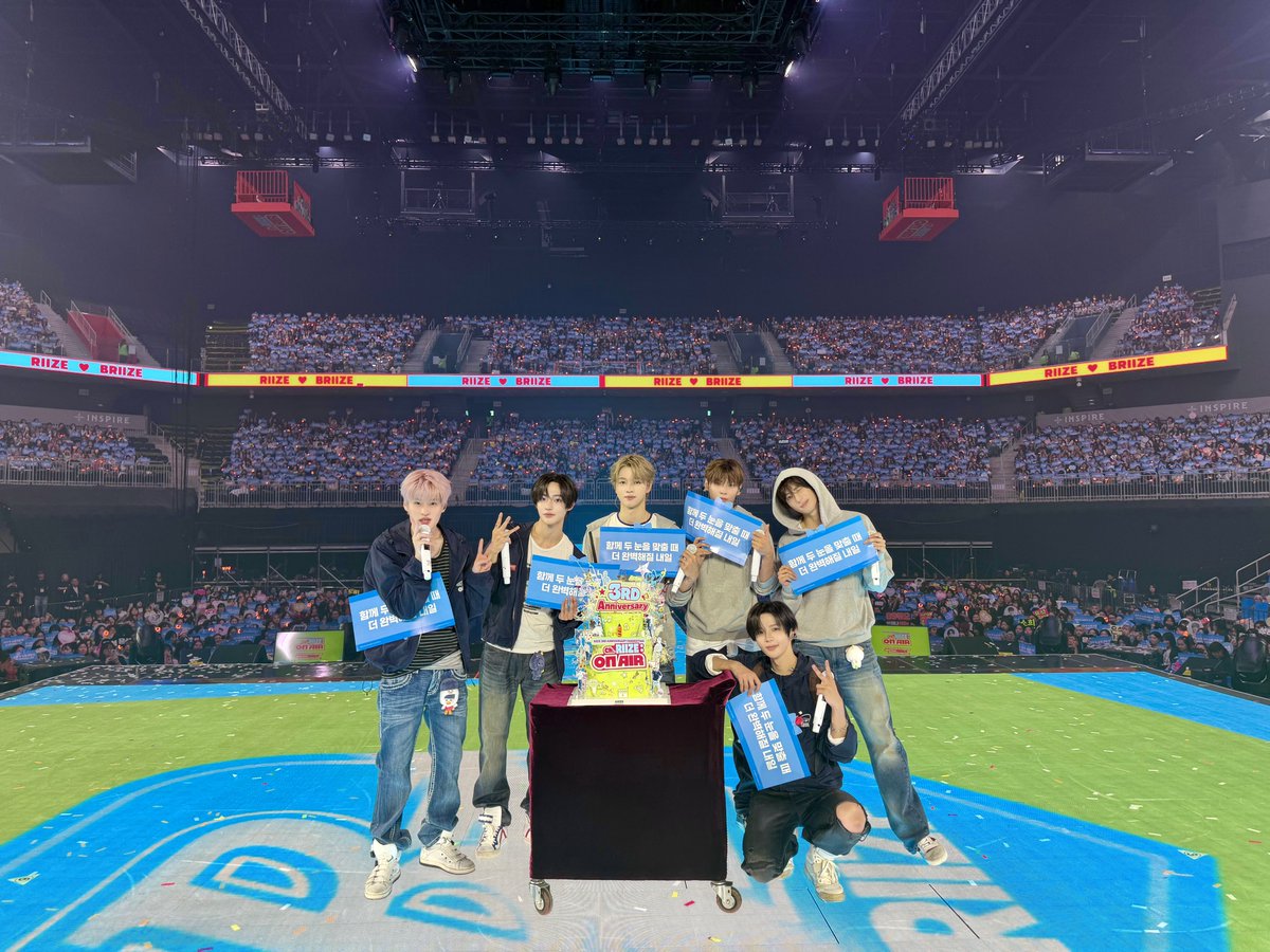 RIIZE_official's tweet photo. RIIZE 3RD ANNIVERSARY FANMEETING - Ch. RIIZE : ON AIR DAY 1 🧡

#RIIZE #라이즈
#RISEandREALIZE
#RIIZE_FANMEETING
#ChRIIZE_ONAIR https://t.co/0cLFze3wC0