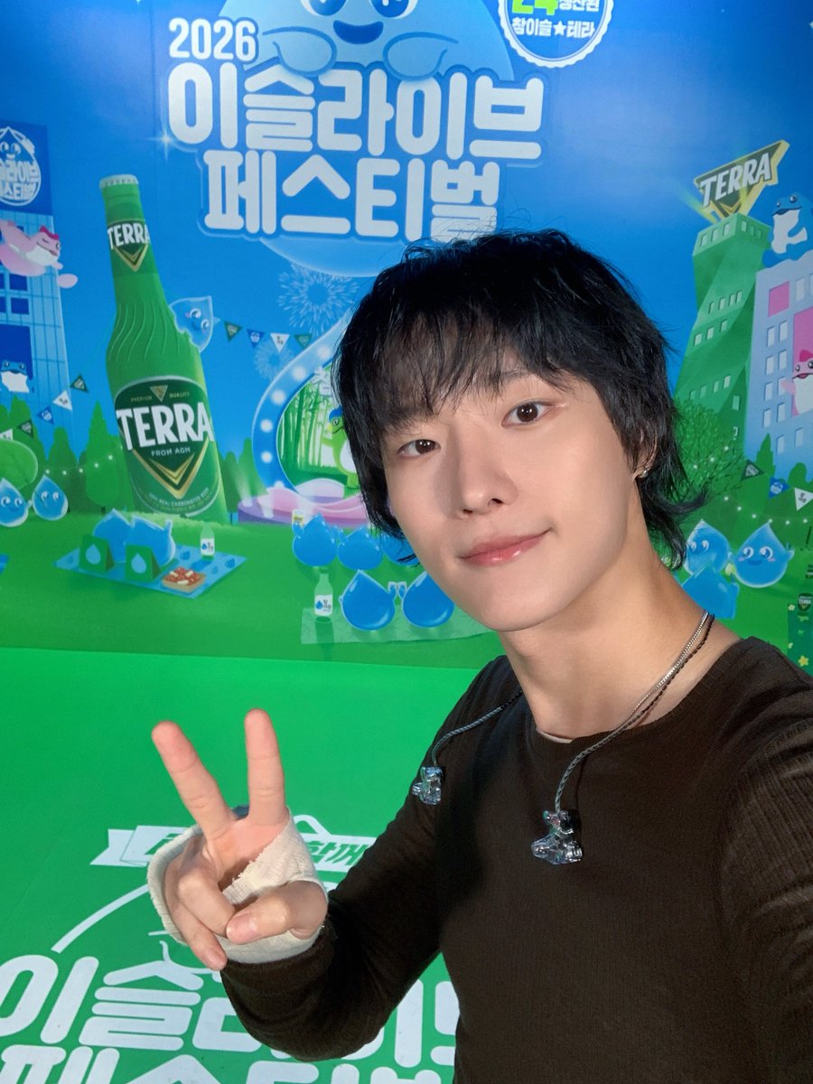 c_woodzofficial's tweet photo. [📷]
260912 이슬라이브 페스티벌

요정들은 이슬만 먹는다는데
승연이는 왜 무대를 씹어 먹지👀

누구보다 열심히 즐기느라 지쳤을 무즈들
모두 집 조심히 들어가요🧡💙

#WOODZ #우즈 
#이슬라이브페스티벌 https://t.co/gicIyjrjxK