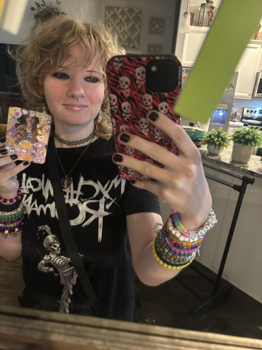 xhungryvampirex's tweet photo. #mcrsantx ready 🥹 if you see me trade with me or ask for a freebie!! https://t.co/5ooBbXUHBg