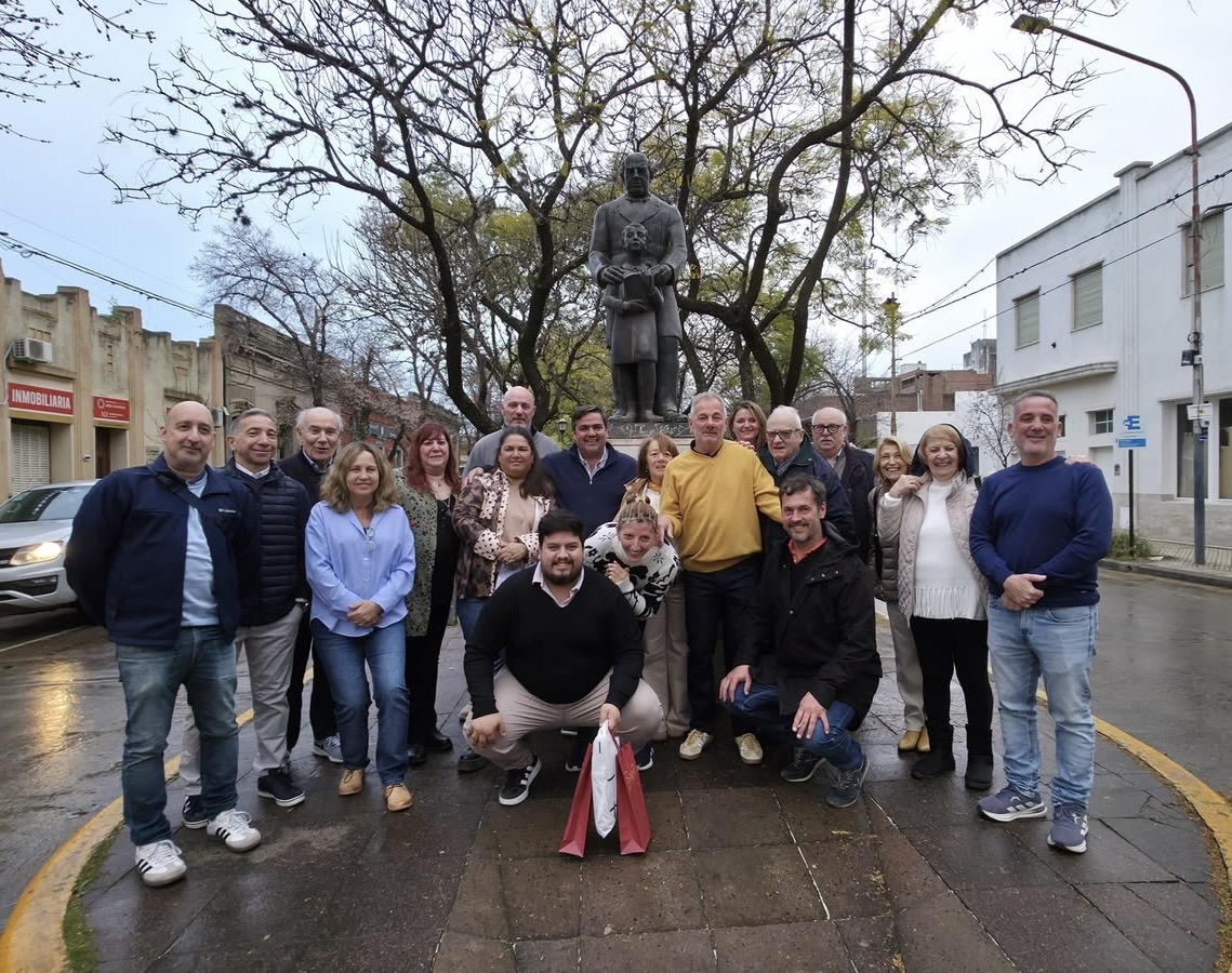 UCRBuenosAires's tweet photo. En Mercedes, Emiliano Balbín acompañó el reconocimiento a docentes por el Día del Maestro.

“No hay educación de calidad posible sin docentes reconocidos, acompañados y valorados”.

Escucharlos es construir el futuro de la Provincia.
#SiempreCerca #UCRBuenosAires https://t.co/q5jDRcwuid
