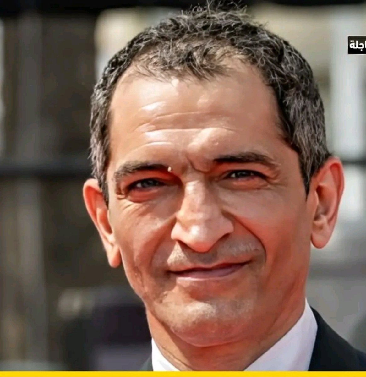 GhfraaaanA's tweet photo. دمعت عيناي وأنا أقرأ ما كتبه الفنان المصري الكبير "عمرو واكد" عن اليمن: "لقد غمرتم المنطقة كلها بهرمونات السعادة الوافرة"

نورد لكم هنا نص المقال كما هو:

أعزائي اليمنيين الشرفاء في عرين الشرف، أتوجه إلى سباعكم بالشكر ولله بالحمد على أنكم غمرتم المنطقة كلها بهرمونات السعادة الوافرة، وكذلك لأنكم رويتم شجرة الأمل في أرضها بنصركم الكاسح والمبين، تحية لكم وإلى أسودكم، والسلام والبركة على شهدائنا منكم.

الآن وقد اقتربت بوادر نهاية هذا الصراع المقيت الذي راح نتيجته زينة الشباب ودُمّرت به المدن ينكشف لنا عن مسئولية جديدة ولدت بنصركم المبارك، مسئولية إقليمية كبيرة، وأنتم لها باذن الله.

اليمن اليوم تقترب لأن تكون الدولة العربية الوحيدة في العالم التي ثورتها تمكنّت بالفعل من الحكم، هذا بعد سنوات كثيرة من دفع ثمن باهظ قبل الوصول إلى هذه اللحظة، هي أول دولة بكامل قواها تقف في وجه الص١hينة العرب الأقذار وتنتصر.

هذه مسئولية إقليمية جبّارة، وعلينا جميعاً ان ندعمكم، وأتمنى ألا تنعزلوا عن شعبكم العربي الكبير، وألا تنسوا فلs طين، فأنتم نصر الثورة ضد من احتل ارضها واستباح دماء أهلها، نصركم هو من أجل فلs طين، ونحن من أجلكم.

التجربة اليمنية في البناء بعد الثورة ستكون النموذج الذي ينسخ منه كل ثوار العرب، لذلك هي مسئولية كبيرة، كيف يدير العرب الأحرار شئون بلادهم؟ هذا السؤال ستجيب عنه اليمن ان شاء الله إذا استمر الحرص على صدق وأمانة التجربة أكثر من الحرص على نجاحها.

ربما هذا هو الدرس الأهم والأعظم في التجربة اليمنية اليوم، يتجلى هذا المعنى فيها: صدق وأمانة التجربة أهم من نجاحها أو نصرها، لأن النصر من عند الله، أما الصدق والأمانة فهذا بأيدينا نحن.

لذلك عزيزي اليمني، اسمحولي ان اقول ان ثورتكم ليست ثورتكم وحدكم، هي ثورتنا جميعاً، ونصركم نصرنا، ونهضتكم نهضتنا.
اللهم بارك في يمننا وفي أمّتنا.