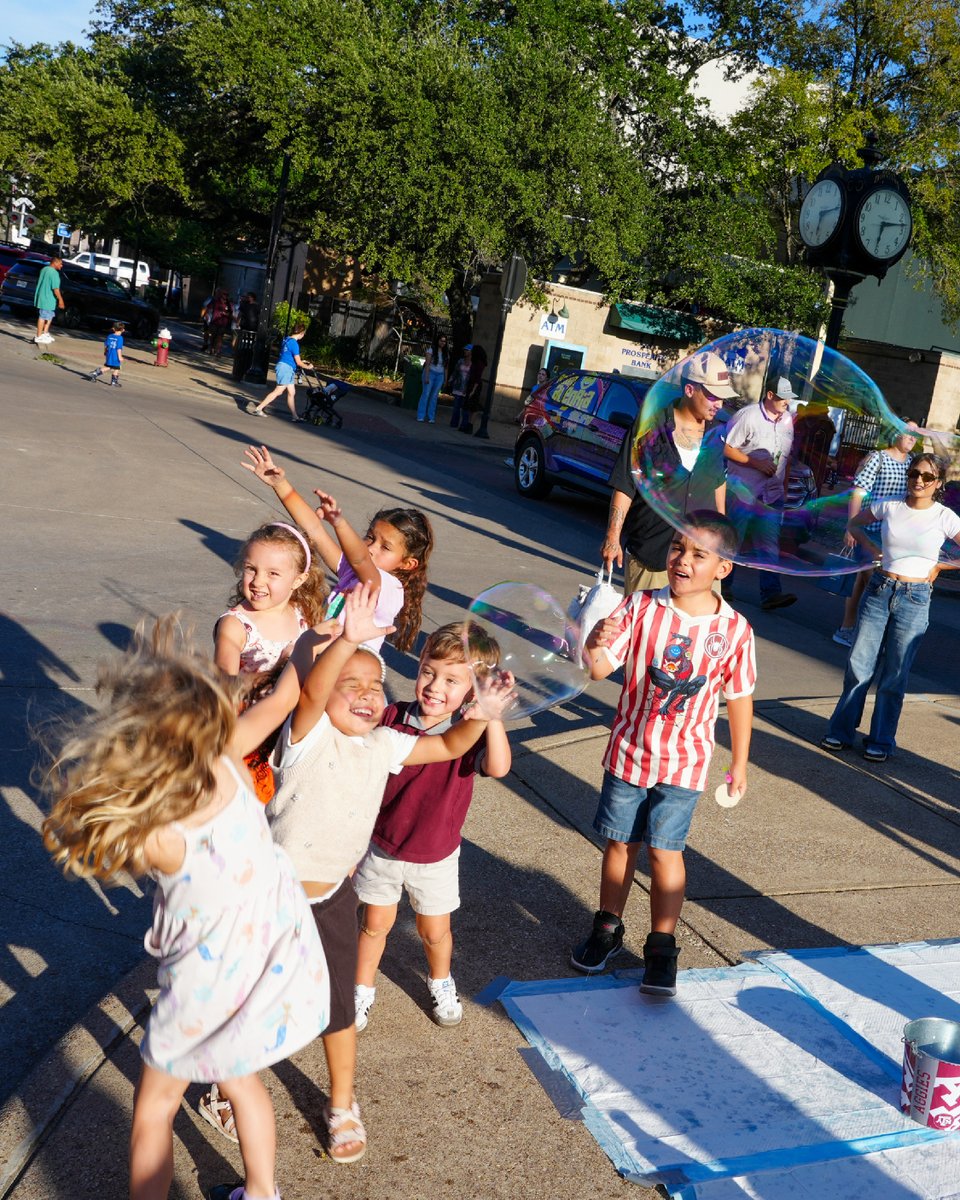 TAMUPhysAstr's tweet photo. This year has started off with a bang! 🧪💥
Enjoy some of our favorite moments from #FirstFriday in @Downtown_Bryan and #GamedayPhysics!
See more at https://t.co/CfCtdDEhJh
#Physics #TAMU #FamilyFun https://t.co/KE1HWGuaLJ