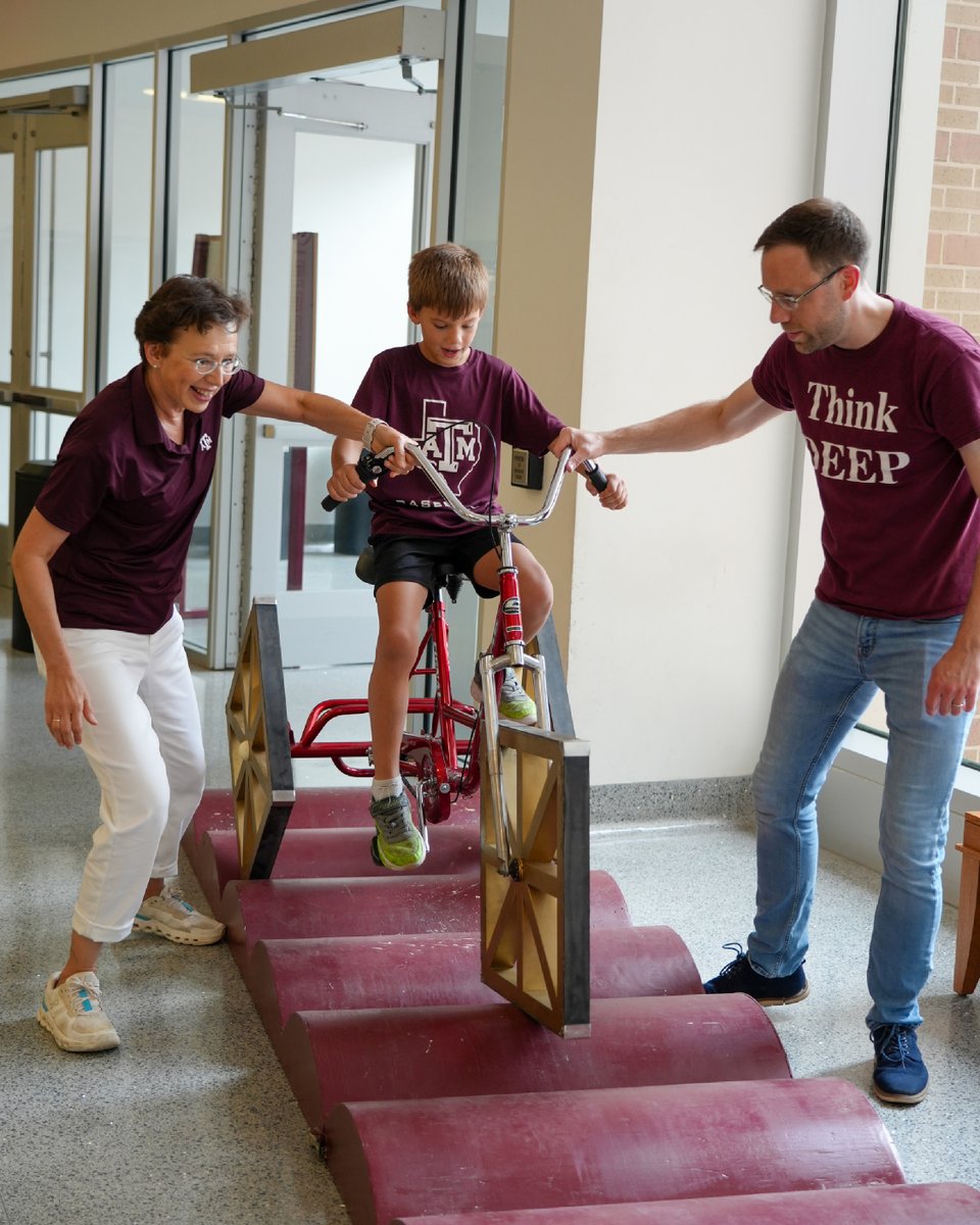 TAMUPhysAstr's tweet photo. This year has started off with a bang! 🧪💥
Enjoy some of our favorite moments from #FirstFriday in @Downtown_Bryan and #GamedayPhysics!
See more at https://t.co/CfCtdDEhJh
#Physics #TAMU #FamilyFun https://t.co/KE1HWGuaLJ