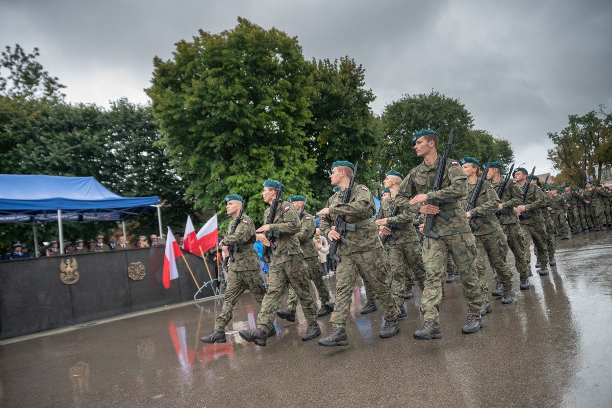 21_bsp's tweet photo. Przysięga wojskowa żołnierzy #DZSW w Przemyślu. 🇵🇱
Dziś żołnierze Dobrowolnej Zasadniczej Służby Wojskowej z jednostek #21BSP złożyli uroczystą przysięgę wojskową.
To wyjątkowy moment w życiu każdego żołnierza i kolejny krok na wojskowej ścieżce.
Gratulujemy! https://t.co/mIwUd4ud2V