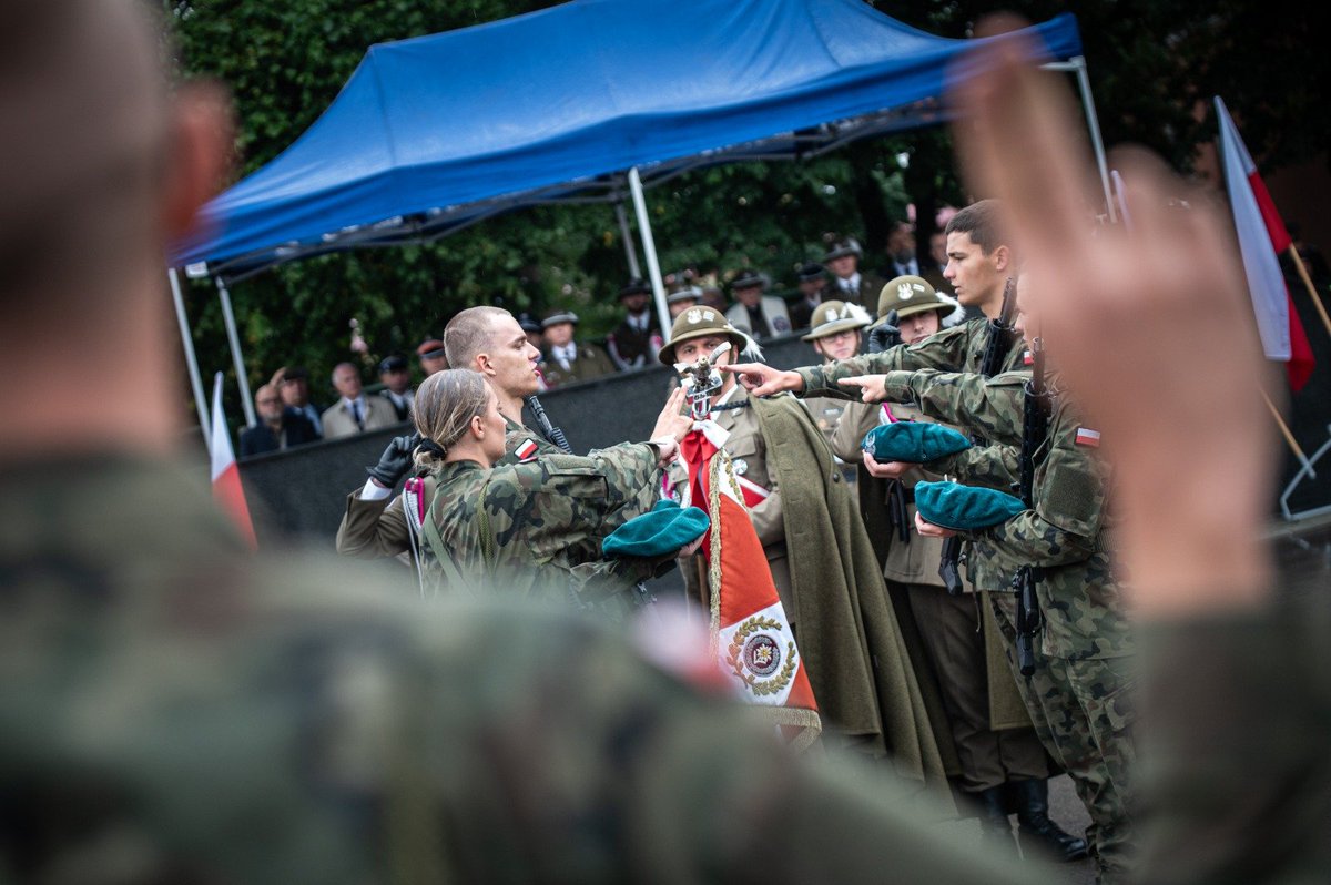 21_bsp's tweet photo. Przysięga wojskowa żołnierzy #DZSW w Przemyślu. 🇵🇱
Dziś żołnierze Dobrowolnej Zasadniczej Służby Wojskowej z jednostek #21BSP złożyli uroczystą przysięgę wojskową.
To wyjątkowy moment w życiu każdego żołnierza i kolejny krok na wojskowej ścieżce.
Gratulujemy! https://t.co/mIwUd4ud2V
