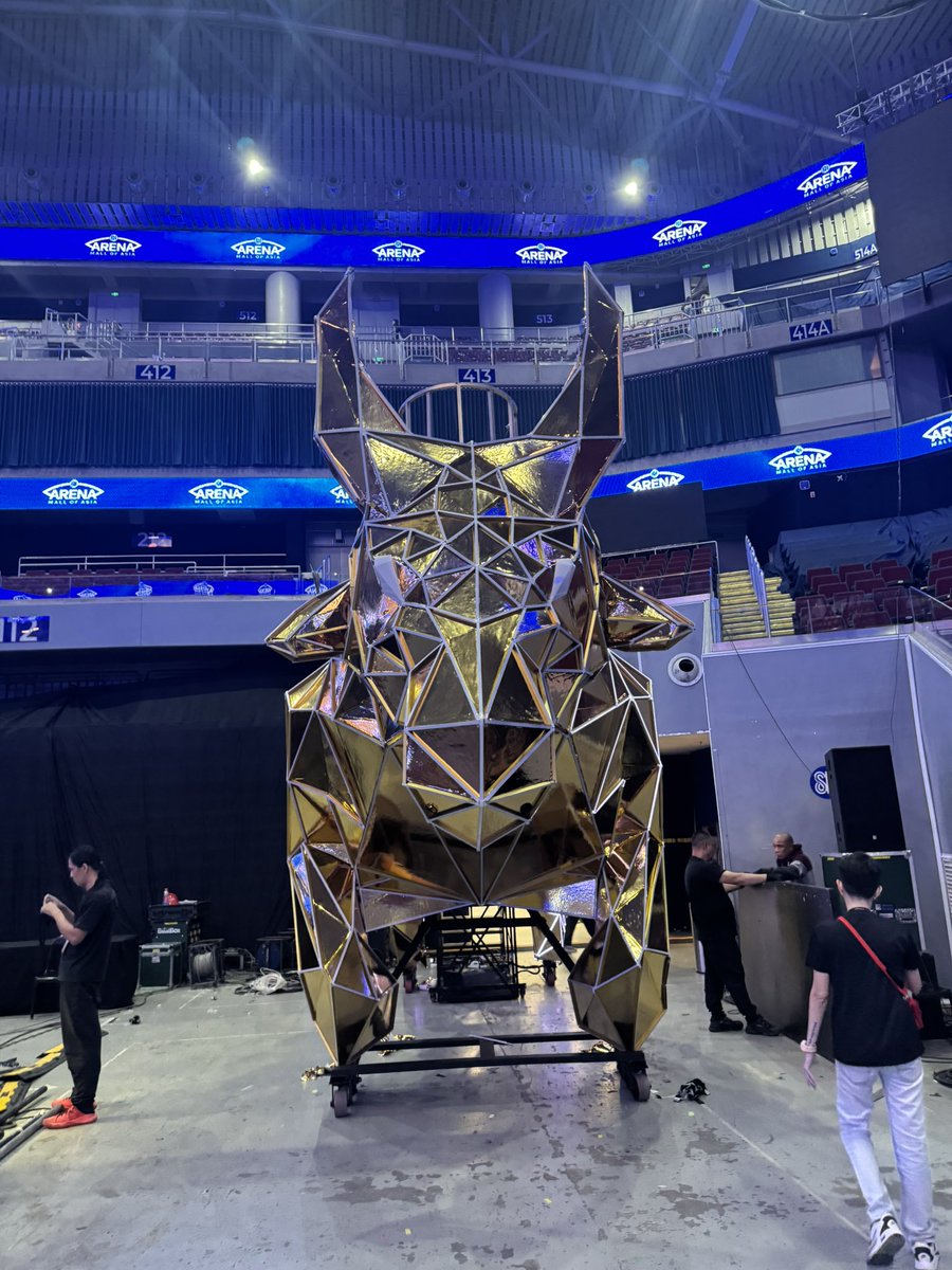 bini_writes's tweet photo. BLOOMS! Ito ‘yung Trojan Horse na sinakyan ng Greeks para sakupin ang Troy… este ang Giant Tamaraw ng 3Ms — Meme, Maloi and Mikha — na nagpayanig sa MOA Arena 💚♥️💛

MIKHALOI OPENS UAAP89

#BINIForEveryoneUAAP
#UAAPSeason89 https://t.co/toVLeBrC0k