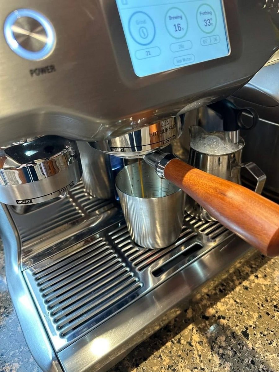 Evachan000's tweet photo. Now that I'm done with today's Friday work, I'm treating myself to a cup of coffee.☕️🥰🥰 https://t.co/Fzk87C0inR