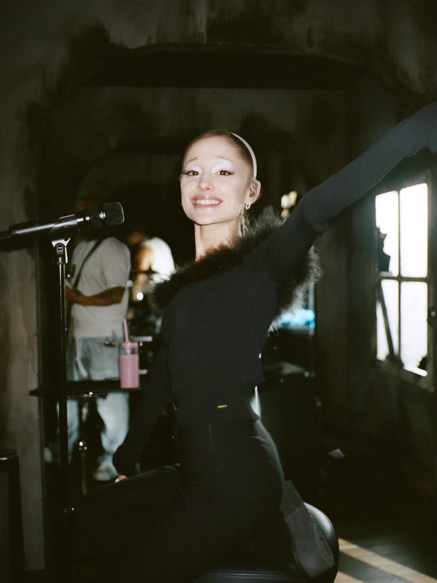 ArianaToday's tweet photo. ariana grande via instagram https://t.co/yJkjZ9nJNn