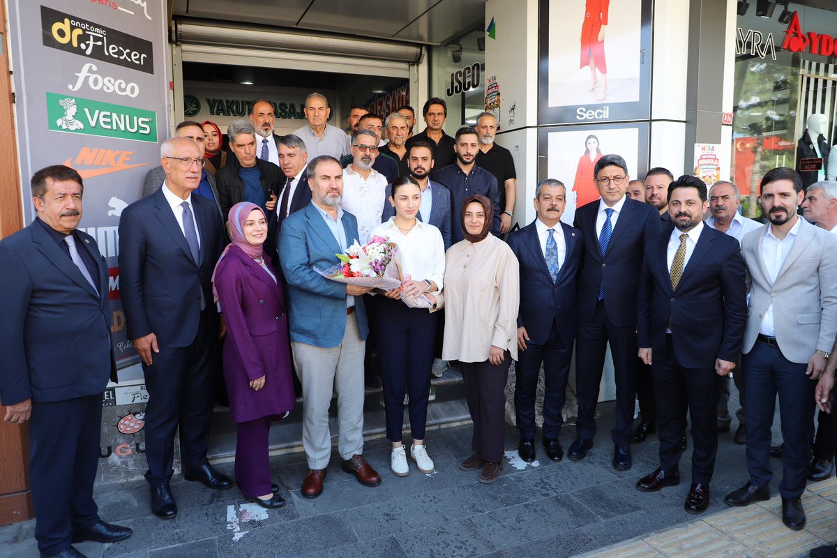 AbdurrahimFIRAT's tweet photo. 📍AK Parti Bingöl İl Başkanlığı 

AK PARTİ Genel Başkan Yardımcımız, AR-GE ve Eğitim Başkanımız Sayın Mustafa Şen ile birlikte Bingöl İl Başkanlığımızda teşkilat mensuplarımızla bir araya geldik.

Teşkilat buluşmamızın ardından gerçekleştirdiğimiz basın toplantısında, Türkiye Yüzyılı vizyonumuz doğrultusunda hedeflerimizi, çalışmalarımızı ve gündeme ilişkin değerlendirmelerimizi kamuoyuyla paylaştık.

@mustafasenbd 
@FeyziBerdibek1 
@Korkutata_Zeki @erolkeles23 @Erdalarikan12 @yilmaz_seven @makifgunerigok @masifegundogdu @EnessAslan_ @NihatDogu12