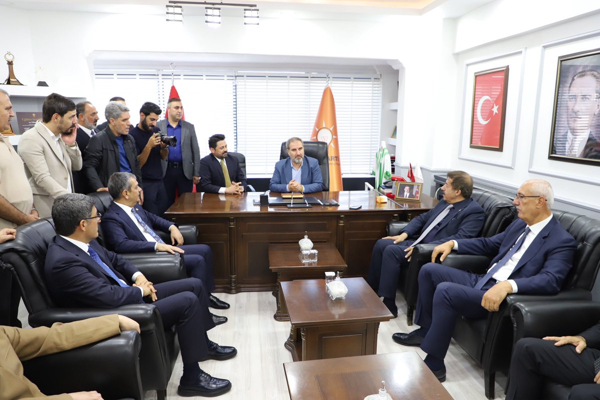 AbdurrahimFIRAT's tweet photo. 📍AK Parti Bingöl İl Başkanlığı 

AK PARTİ Genel Başkan Yardımcımız, AR-GE ve Eğitim Başkanımız Sayın Mustafa Şen ile birlikte Bingöl İl Başkanlığımızda teşkilat mensuplarımızla bir araya geldik.

Teşkilat buluşmamızın ardından gerçekleştirdiğimiz basın toplantısında, Türkiye Yüzyılı vizyonumuz doğrultusunda hedeflerimizi, çalışmalarımızı ve gündeme ilişkin değerlendirmelerimizi kamuoyuyla paylaştık.

@mustafasenbd 
@FeyziBerdibek1 
@Korkutata_Zeki @erolkeles23 @Erdalarikan12 @yilmaz_seven @makifgunerigok @masifegundogdu @EnessAslan_ @NihatDogu12