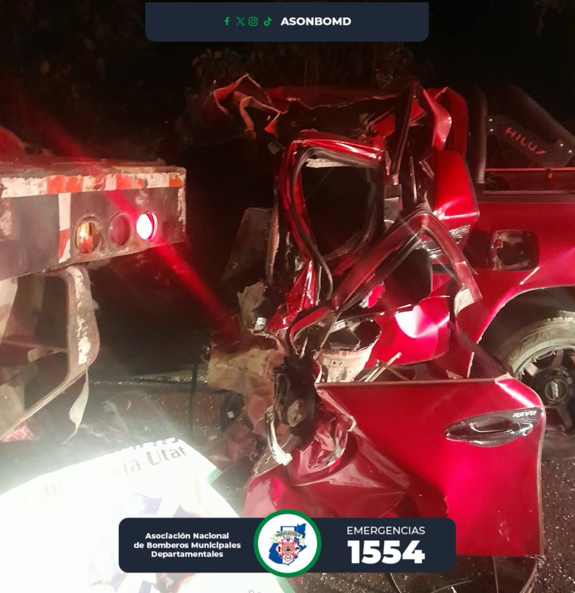 Noti7Guatemala's tweet photo. 🚨⚠️ Hombre #fallece tras fuerte #accidente en la Ruta Interamericana.
Un pick-up colisionó contra la parte trasera de un vehículo de transporte pesado en el km 147 de la Ruta Interamericana.
🚒 Socorristas de #BomberosMunicipalesDepartamentales de Santa Lucía Utatlán acudieron con la unidad RD-99 y localizaron a una persona de género masculino fallecida.