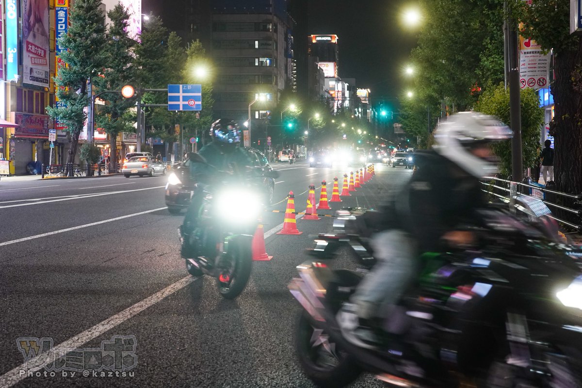 kaztsu's tweet photo. 秋葉原・中央通り、深夜騒音バイク＋車両が迷惑すぎて困ってる件。これまで閉鎖していたダイビル裏を警察は今週も対応せず。無法地帯となり、迷惑車両が騒音を撒き散らしていた https://t.co/E4EtFA1Jk1