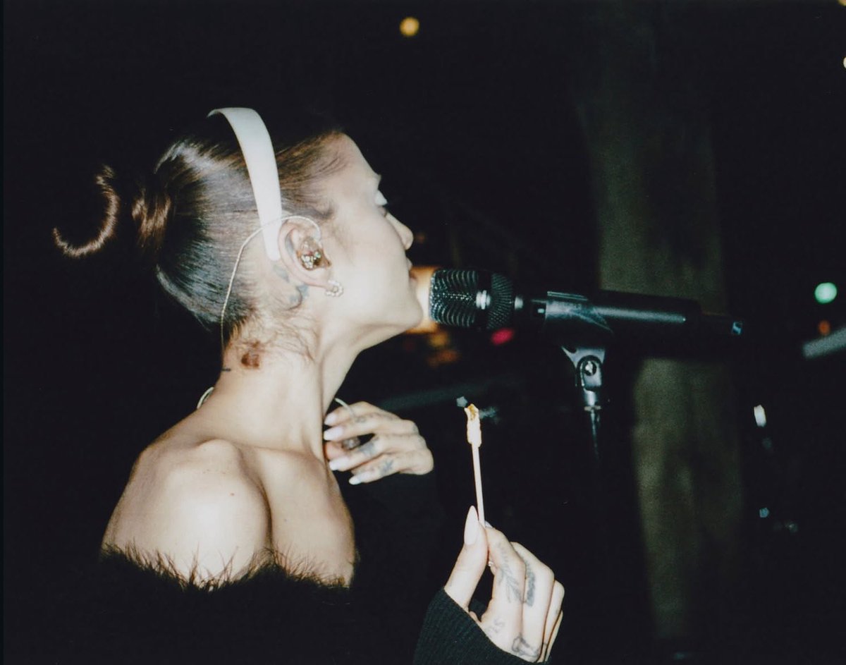 arianagrandebr's tweet photo. 🚨 O QUE VEM AÍ? Ariana Grande via Instagram. https://t.co/IbHTBcxChp