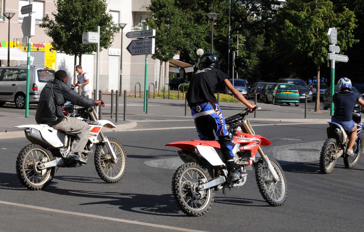 20minutesnice's tweet photo. Nice : Leur mariage annulé par le maire après des rodéos urbains dans le cortège https://t.co/L8oCsk9WMv https://t.co/fEfRG3qF61