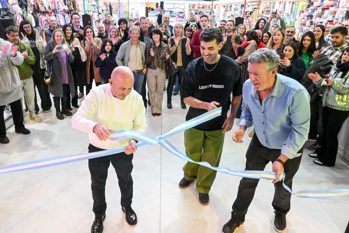 Gus_Sastre's tweet photo. Acompañamos a nuestro amigo y reconocido comerciante de la ciudad, “Caniche”, a su hijo Agustín y a toda la familia que compone Librería Candilejas, en la inauguración de su nuevo local sobre Avenida Gales al 800, entre Villegas y Reconquista.

Como intendente es un placer participar de actos que demuestran el crecimiento y el progreso de nuestros vecinos. Como amigo, solo palabras de agradecimiento para ellos, que siguen apostando por el crecimiento de Puerto Madryn!