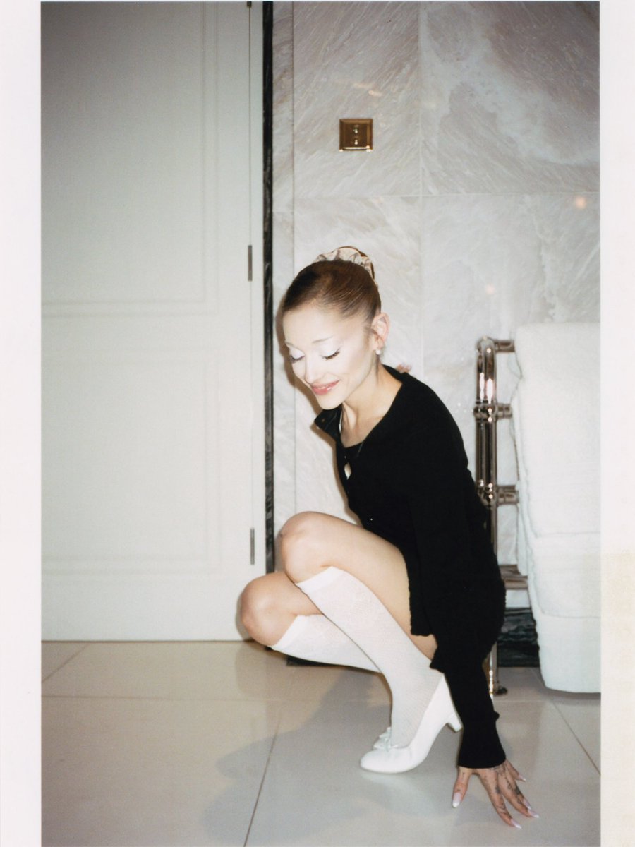 ArianaToday's tweet photo. 🤏 ♡ https://t.co/Qw2HhNIjvJ