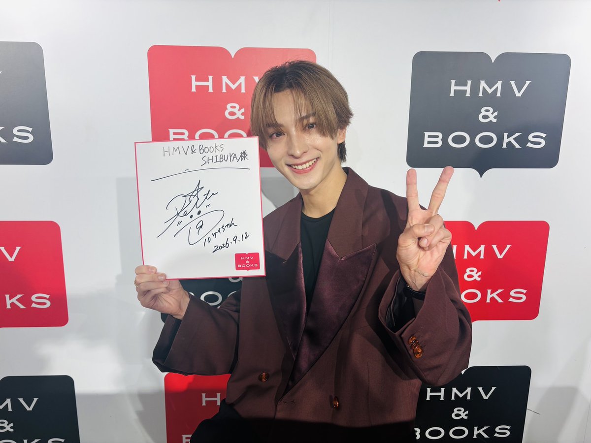 HmvBooksShibuya's tweet photo. 【#FANTASTICS】
#木村慧人 さんビジュアルブック『Visuarts』発売記念イベントにご参加頂きありがとうございました✨

終了後に素敵な記念写真＆動画を頂戴しました📸
明日はHMV&amp;BOOKS NAMBAにてイベント開催🙌
ぜひお楽しみに！

サイン入りポスター＆色紙は5F特設コーナーにて展示中です 🌻
@GL9_FB https://t.co/XbjmcT9I27
