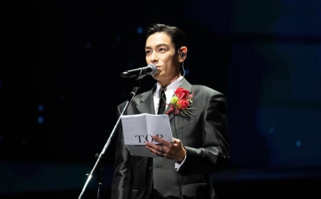 seungt0phyun's tweet photo. T.O.P’s Reunion Letter to Fans 💌🥹

🔝: “Hello everyone, this is TOP. How have you all been? I was reminded of the time, 10 years ago, when I read a letter on stage.
Back then, we made a promise to each other: if there was ever a goodbye, there would surely be a reunion—and that I would definitely come back.
It took us a long 10 years to fulfill that promise.

During this past year, living not as the artist TOP, but simply as an ordinary person, there were times when I felt free and at ease. But at the same time, it was also a period when I felt incredibly lonely and isolated.
Even so, I wanted to keep my promise to all of you. With that determination in my heart, I continued making music.
And I think these past 10 years were also a time when, as the person named Choi Seunghyun, I repeatedly faced and spoke with my inner self.

In the past, on stage, I would say words like ‘Thank you’ and ‘I love you’ as though they were simply a given.
But during the time I spent away from the stage, I came to understand for the first time, truly from the bottom of my heart, just how immense and precious the unconditional love you have given me really is.

The reason I was able to get through this long period of time and find the courage to stand before you once again today is entirely because of your unwavering love and support.
Although I wasn’t able to meet you directly, I searched for and read, one by one, the words left behind by the fans who never forgot me and continued waiting.”

CR. rainbowtttop
#TOP #TTTOP #최승현 #탑 #AnotherDimension