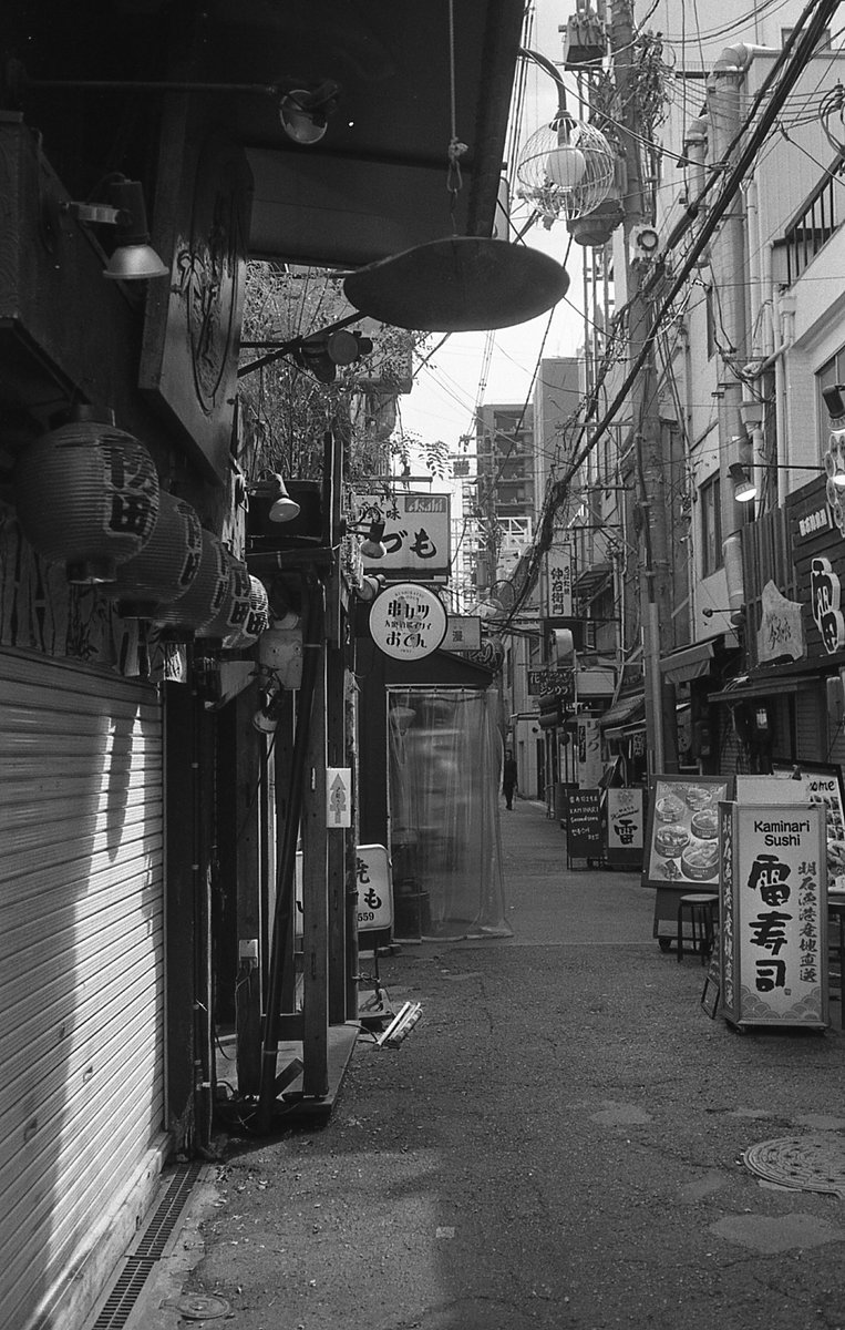 KkmmmGurkha's tweet photo. 路地道
Leica M4
Voigtlander COLOR-SKOPAR 35mm F2.5 C-Type
ILFORD FP4 PLUS 125
COMPARD R09One shot(Rodinal)22°8分45秒
#写真 #photography #フィルム #LABBOX https://t.co/Byuih3nmQC