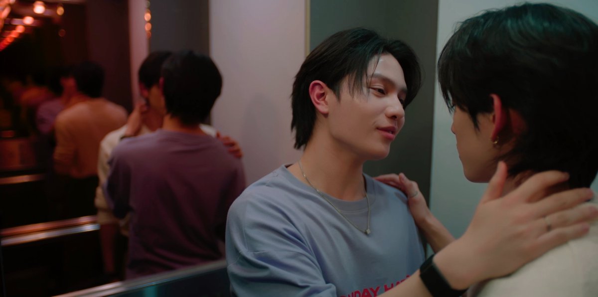 GMMTV's tweet photo. ดูมือที่จับคอ ดูรอยยิ้ม โอ้ย ฮอตปรอทแตกละพี่ ❤️‍🔥
#YouManiacSeriesEP3
@Williamjkp1 @EstRvp https://t.co/U4q8Zu7xnQ