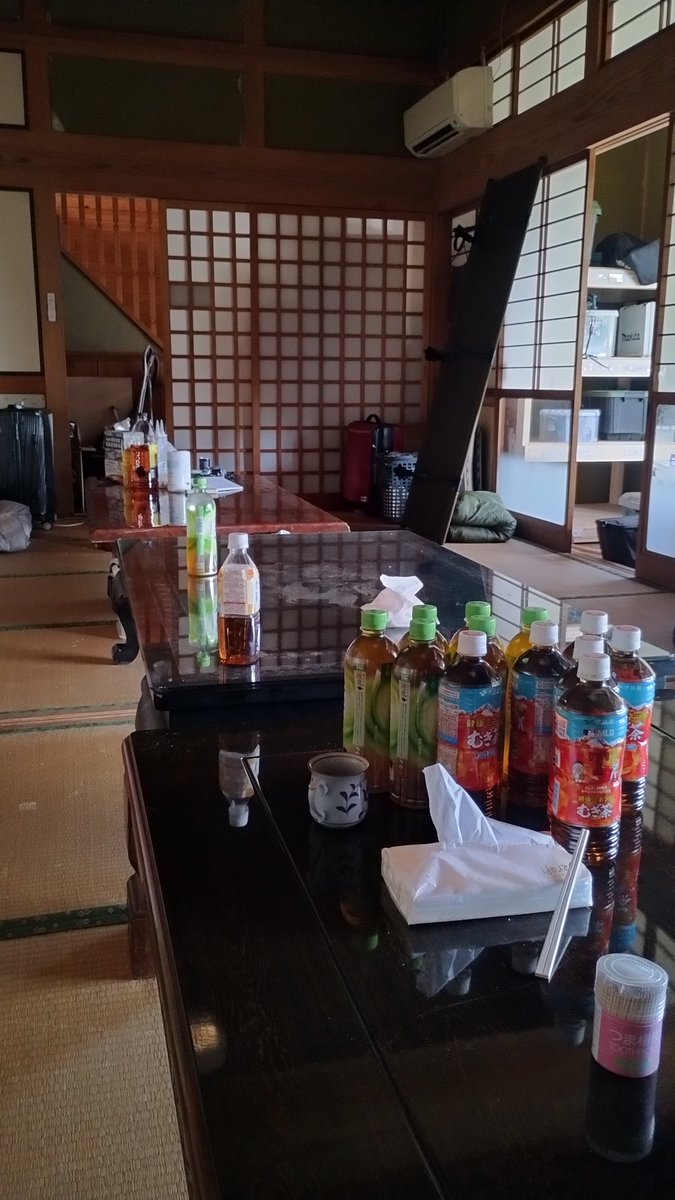 Keisuke1975's tweet photo. 一泊させて頂いたベースの食堂
ここでたくさんの貴重なお話を聞いた
驚いたり切なくなったり悲しくなったり笑ったり
ここでみなさんと朝御飯を食べて、活動場所に行って一緒に汗をかいて
たぶん一生忘れない1日になったなぁ https://t.co/syrODPGZTe
