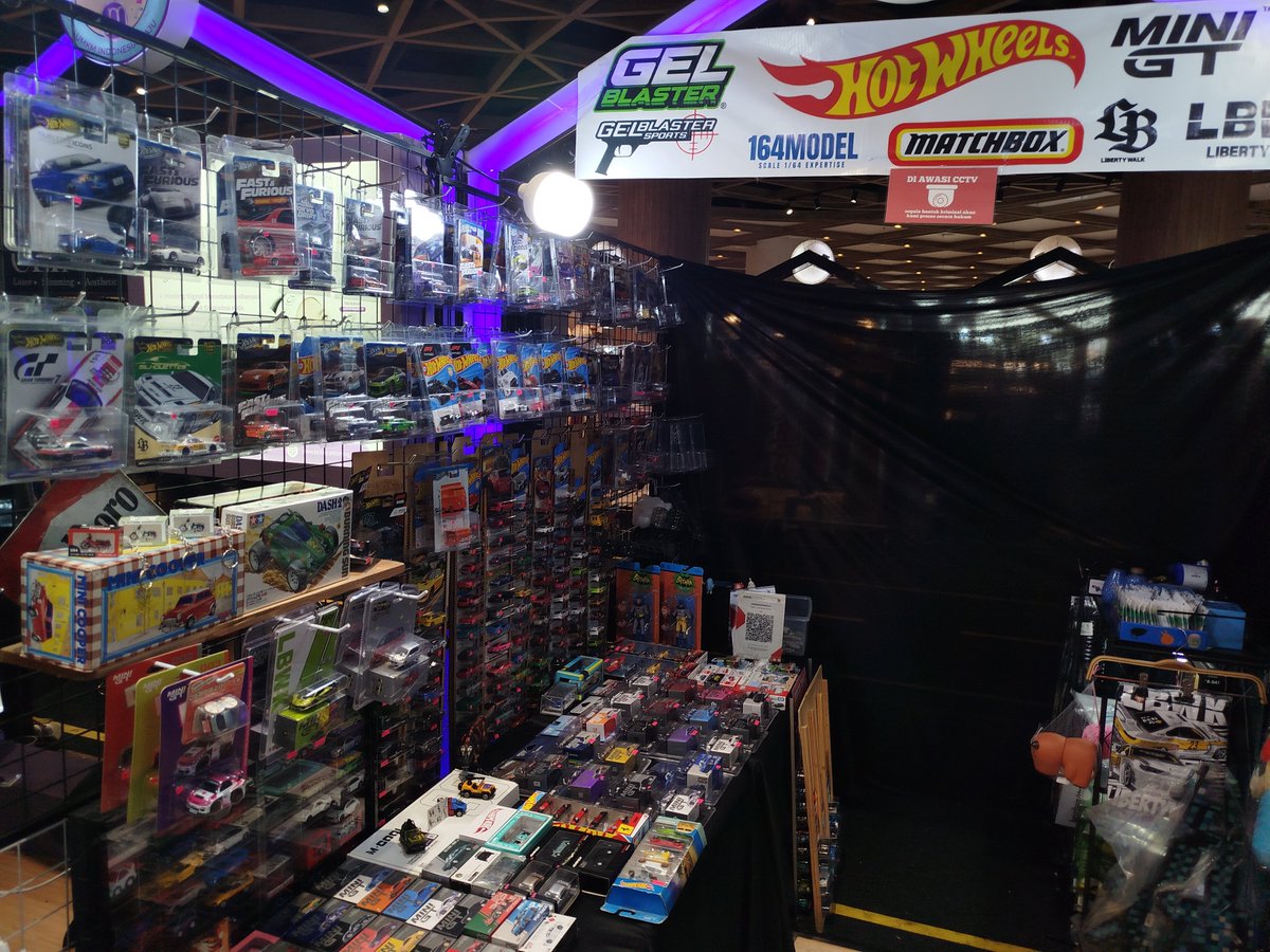 MrsimpleJesse's tweet photo. My World is Always Like This. #X #indonesia #Hotwheels #cars #toys #maximumtune #WMMT6RR #WMMT #bandainamco #porsche #automotive #starbuckscoffee #photos #photography #fun #entertainment https://t.co/zSBdJySzK0