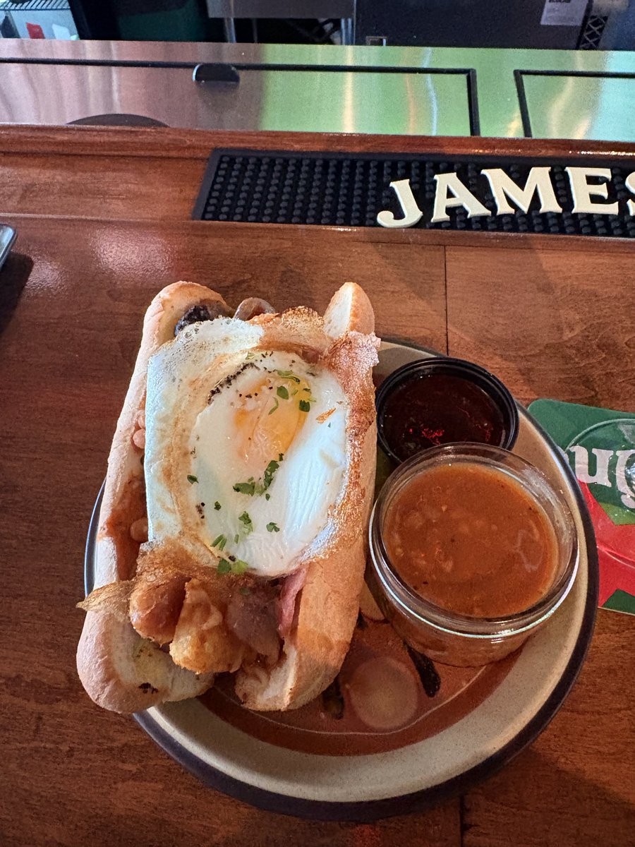 Loucn76's tweet photo. Nothing like a brekkie roll at McGregor’s public house to roll on the EPL……🫶🏻🫶🏻🫶🏻🫶🏻#myplmorning @robbiemustoe @The2RobbiesNBC  @NBCSportsSoccer https://t.co/KXLT1FRRyn