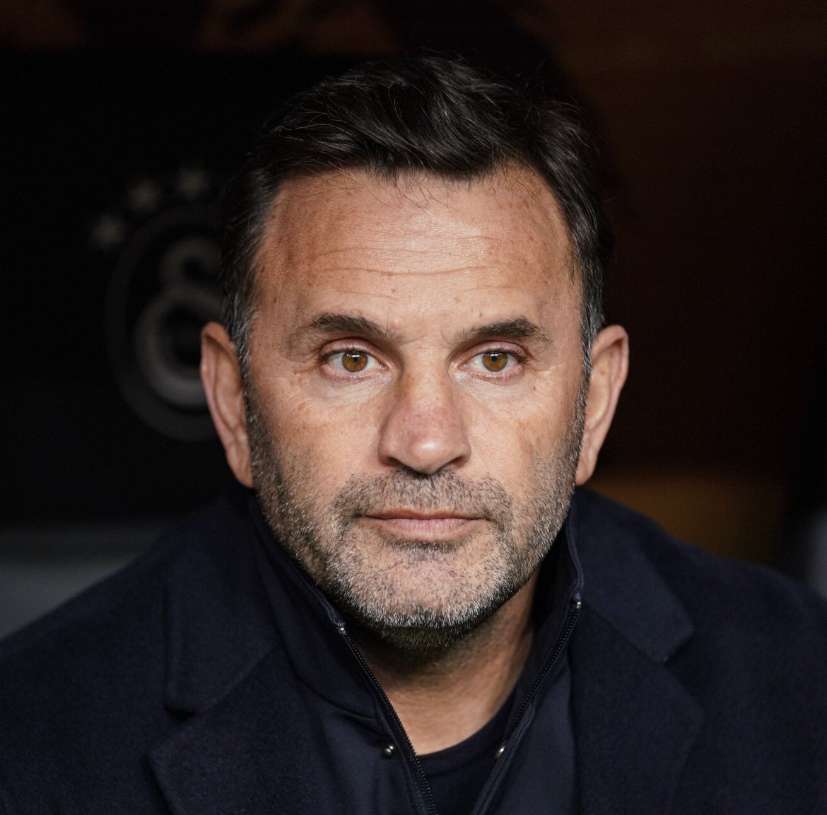 tprkahmtt's tweet photo. Okan Hocam Allah aşkına sormak istiyorum sana ya!

1/5
Galatasaray kariyerin kupalarla dolu olabilir ama Şampiyonlar Ligi ve Avrupa arenasındaki radikal hataların görmezden gelinemiyor. Başarılar kadar, tekrarlanan taktiksel ezberler ve kadro yönetimindeki krizleri bi konuşup bir özet geçelim: 🧵👇🏻

2/5
*Devşirme Israrın ve Taktiksel Saplantıların*

 -Orijinal bek varken ısrarla devşirme oyuncu kullanmaların. 

- Herkesten vazgeçip Barış Sallai ısrarın

 -Pozisyon disiplini olmayan oyuncuları farklı alanda oynatarak kanat/bek dengesini bozmanın

 -Sahada ne verirse versin sürekli aynı isimlerde ısrar edip rotasyonu tamamen öldürmenin.

3/5
*Transfer Politikası ve Oyuncu Değersizleştirmen*

 -Büyüleyici kalitede transferler yaptırıp kulübede çürütmenin.

 -Şans vermediğin oyuncuyu (oyuncuları) "tutmadı/yetersiz" etiketiyle birkaç ay sonra göndertmenin

 -Alternatif yaratmak yerine kadro derinliğini kendi ellerinle daraltmanın

4/5
*Maç İçi Müdahalelerin ve takımın Fiziksel Düşüşleri*

 -Sahadaki en etkili ismi çıkarıp, ritmi düşük oyuncuları oyuna sokan yanlış değişikliklerinin

 -Takımın her maç belirli dakikalarda fiziksel olarak oyundan tamamen kopmasının.

 -Skoru koruma güdüsüyle takımı geriye yaslayıp giden galibiyetleri izlemenin.

5/5
Galatasaray'ın hedefi sadece iç saha üstünlüğü olmayıp, Avrupa'da sürdürülebilir başarının olduğunu bildiğin halde. Aynı hataları tekrarlayarak farklı sonuçlar beklemenin ne anlamı var ve bunun bir açıklaması var mı?

Okan hoca radikal bir özeleştiri yapıp ezberlerinden sıyrılmanın zamanı gelmedi mi Allah aşkına! Soruyorum sana ya?

#OkanBuruk