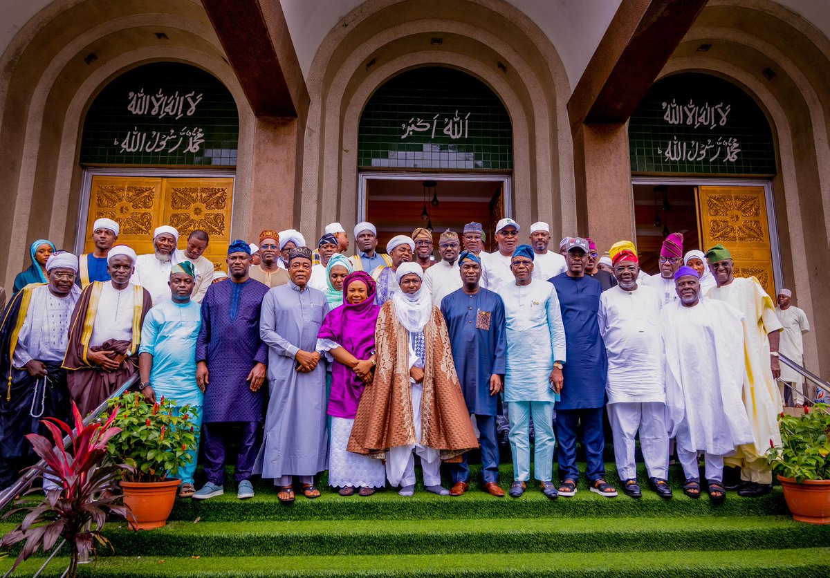 drobafemihamzat's tweet photo. I visited the Grand Chief Imam of Lagos State, His Eminence, Sheikh (Engr.) Sulaimon Oluwatoyin Abou-Nolla, alongside other Divisional Imams across the State. 

I am always encouraged by conversations that remind us of what we can achieve when we put Lagos first.

Our diversity is one of our greatest strengths and I remain committed to building on that strength as we move forward together.