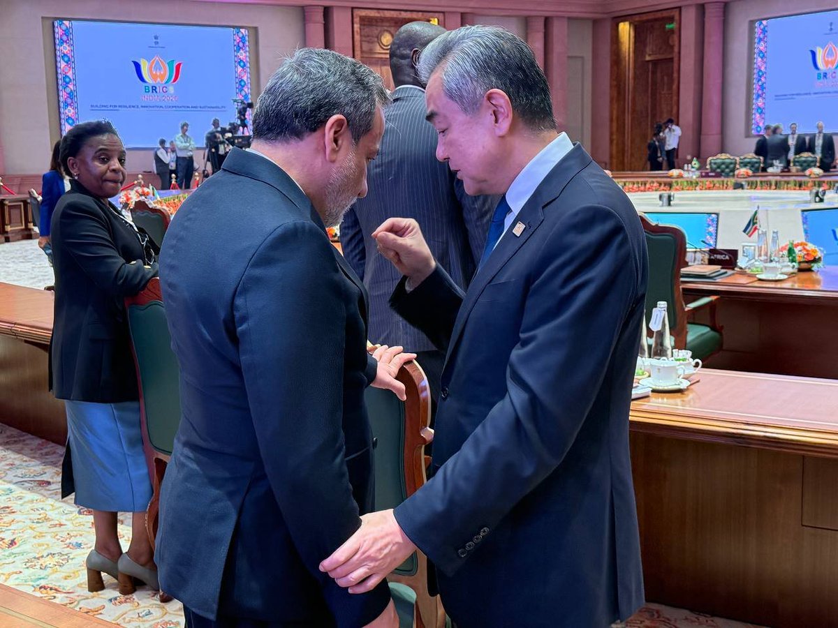 IrnaEnglish's tweet photo. Abbas Araghchi and Wang Yi, the Foreign Ministers of Iran and China, met and held talks on the sidelines of the BRICS Summit in New Delhi. https://t.co/OoyQUhSiPu